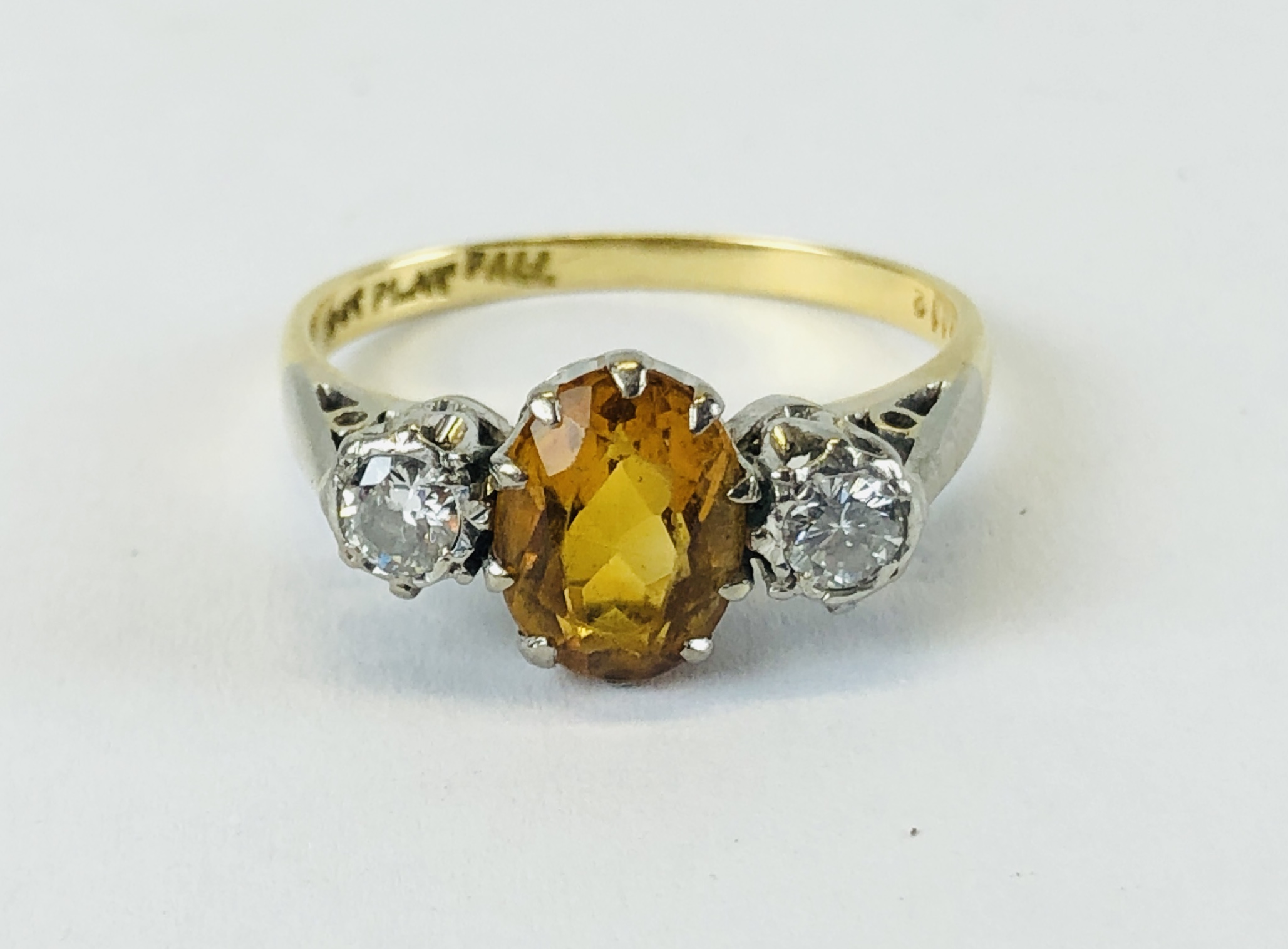 A VINTAGE RING STAMPED 18CT PLAT SET WITH A CENTRAL OVAL CITRINE,