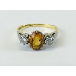 A VINTAGE RING STAMPED 18CT PLAT SET WITH A CENTRAL OVAL CITRINE,