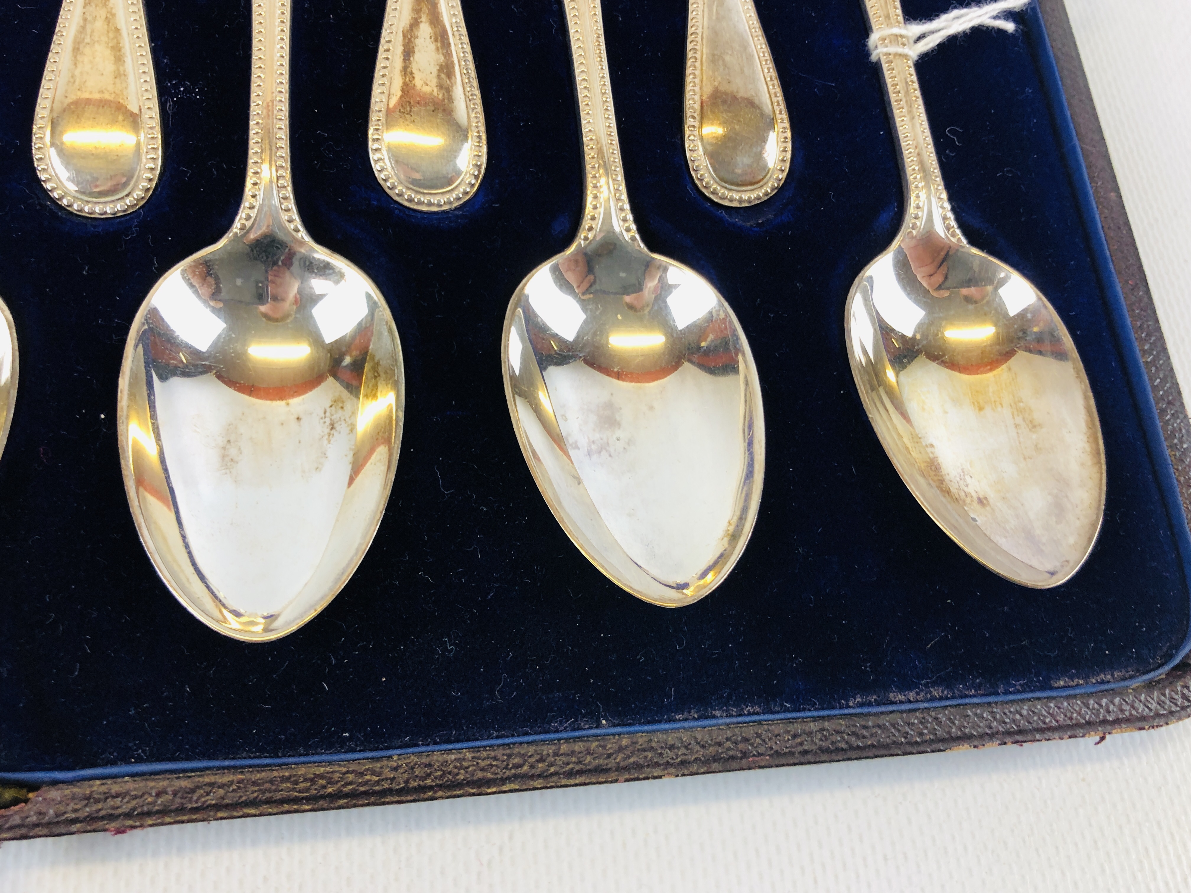 CASED SET OF 12 SILVER DESSERT SPOONS JACKSON AND FULLERTON LONDON 1965. - Image 5 of 10