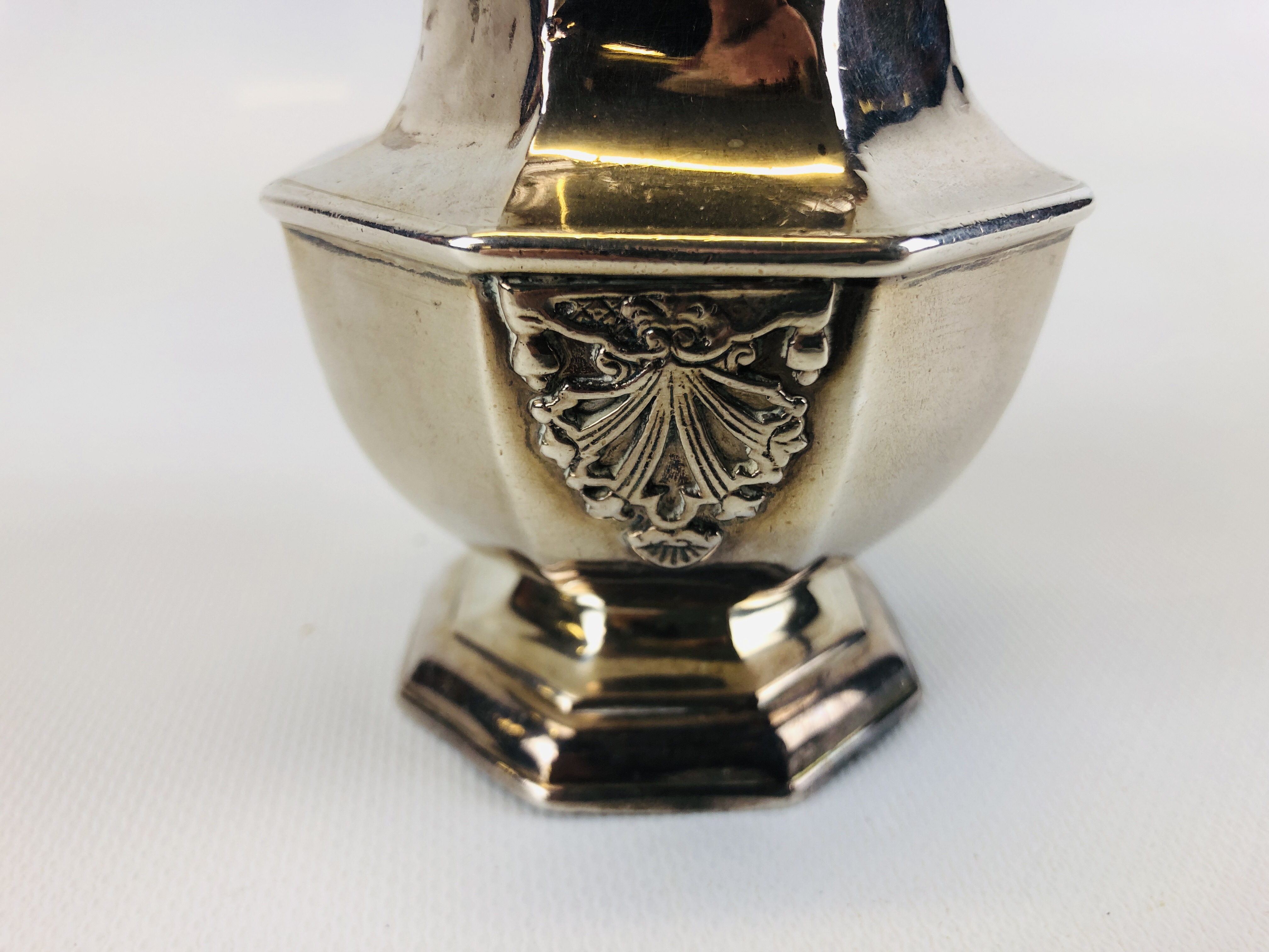 A SILVER SUGAR CASTOR OF OCTAGONAL FORM BRITANNIA STANDARD EARLY C19TH HEIGHT 19.5CM. - Image 5 of 10