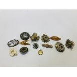 A COLLECTION OF ASSORTED COSTUME AND VINTAGE BROOCHES TO INCLUDE A YELLOW METAL AMBER EXAMPLE AND A
