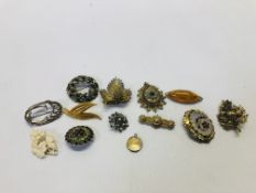 A COLLECTION OF ASSORTED COSTUME AND VINTAGE BROOCHES TO INCLUDE A YELLOW METAL AMBER EXAMPLE AND A