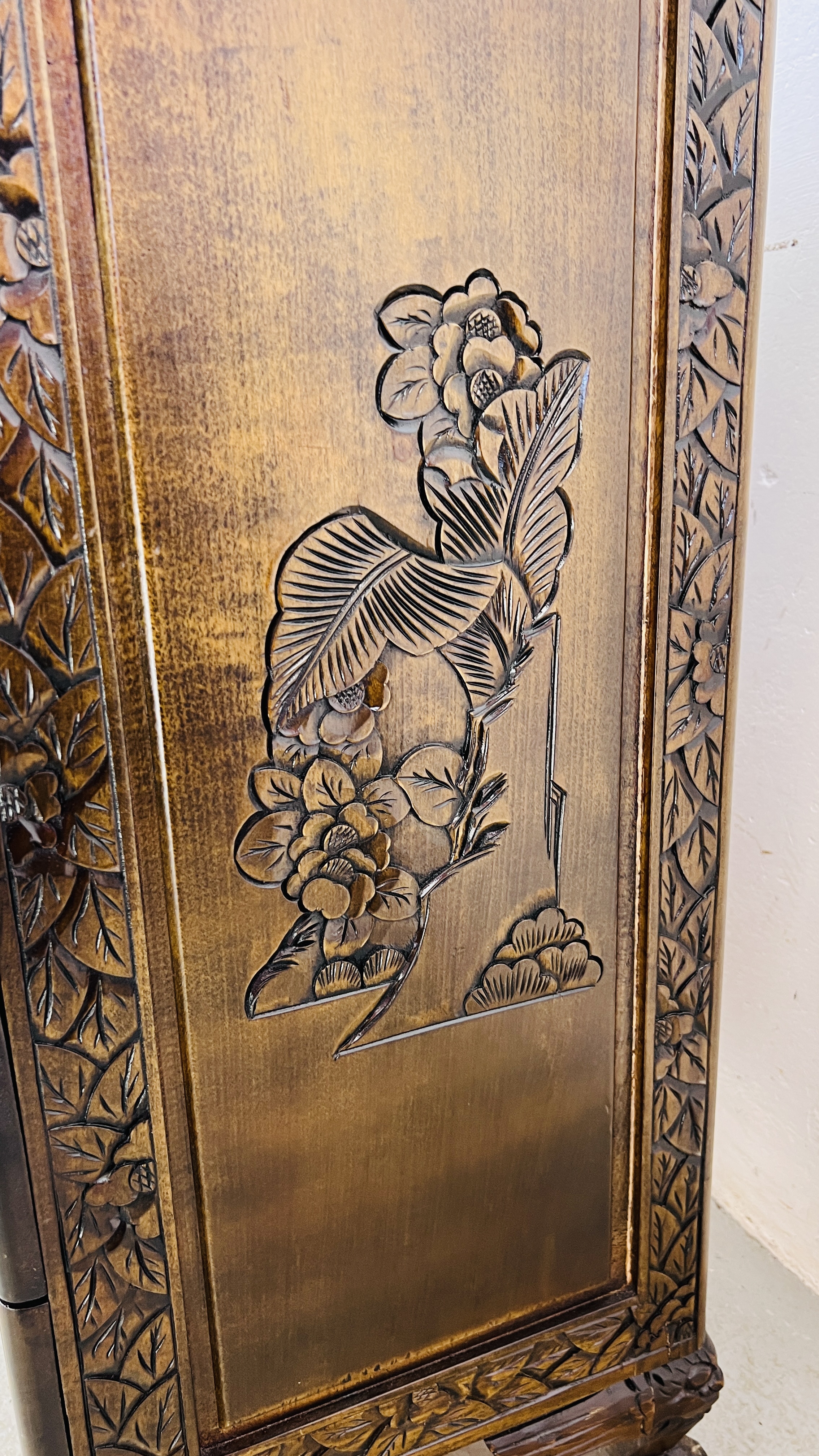 A 5 DRAWER HARDWOOD CHEST WITH A PAIR OF STALKS CARVED TO TOP AND FLORAL DECORATION CARVING - W - Image 6 of 11