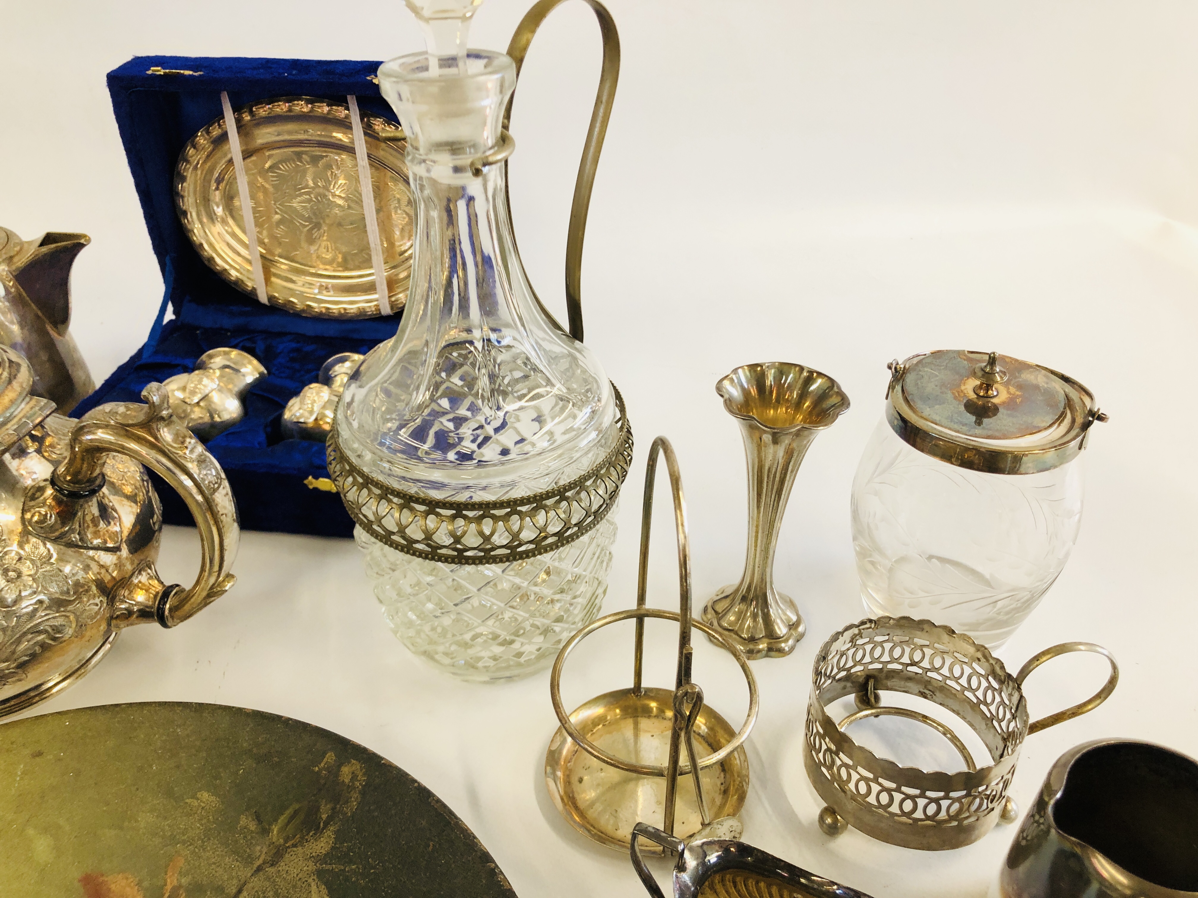 A BOX OF ASSORTED PLATED WARES ALONG WITH A BOX OF PEWTER WARES TO INCLUDE MINIATURE EXAMPLES. - Image 4 of 11