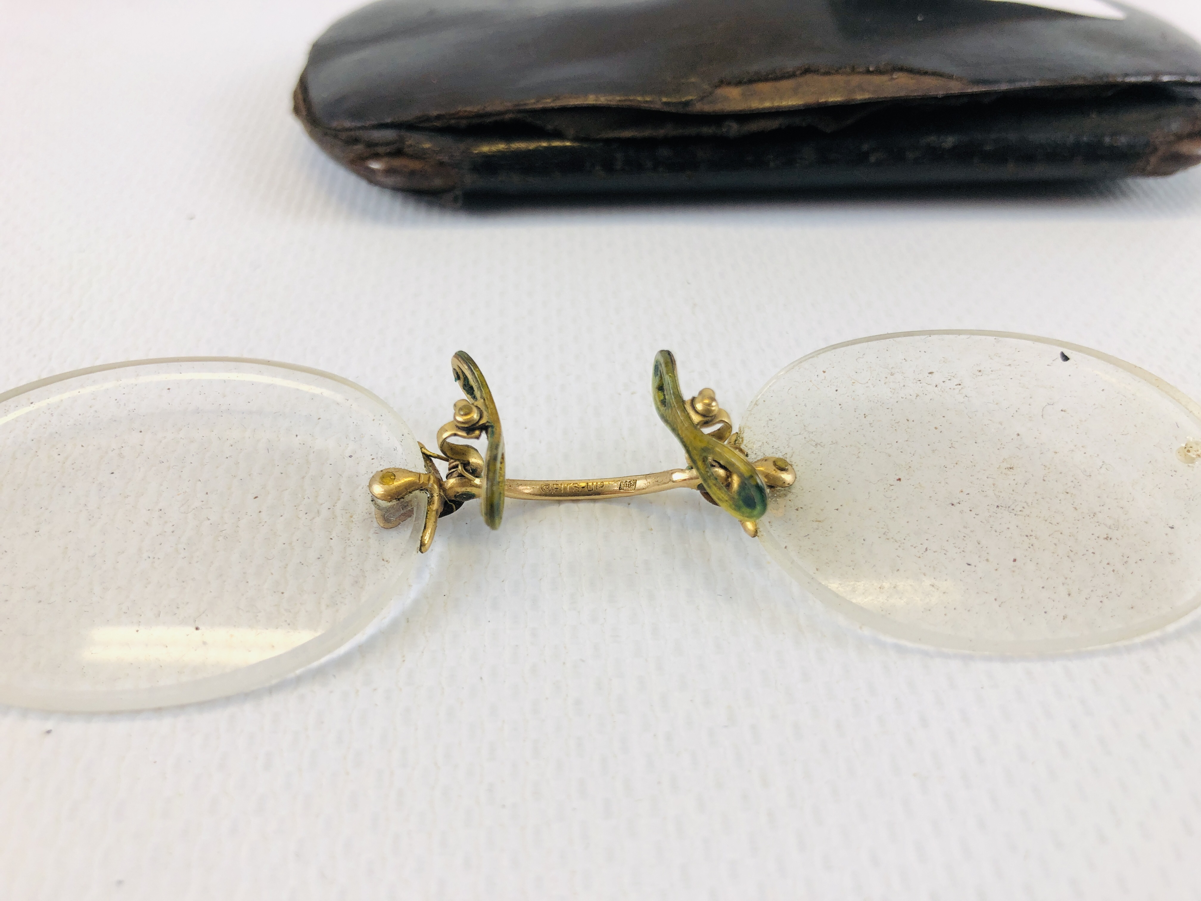 A GROUP OF VINTAGE GLASSES FRAMES TO INCLUDE TWO PAIRS OF YELLOW METAL EXAMPLES. - Image 10 of 11