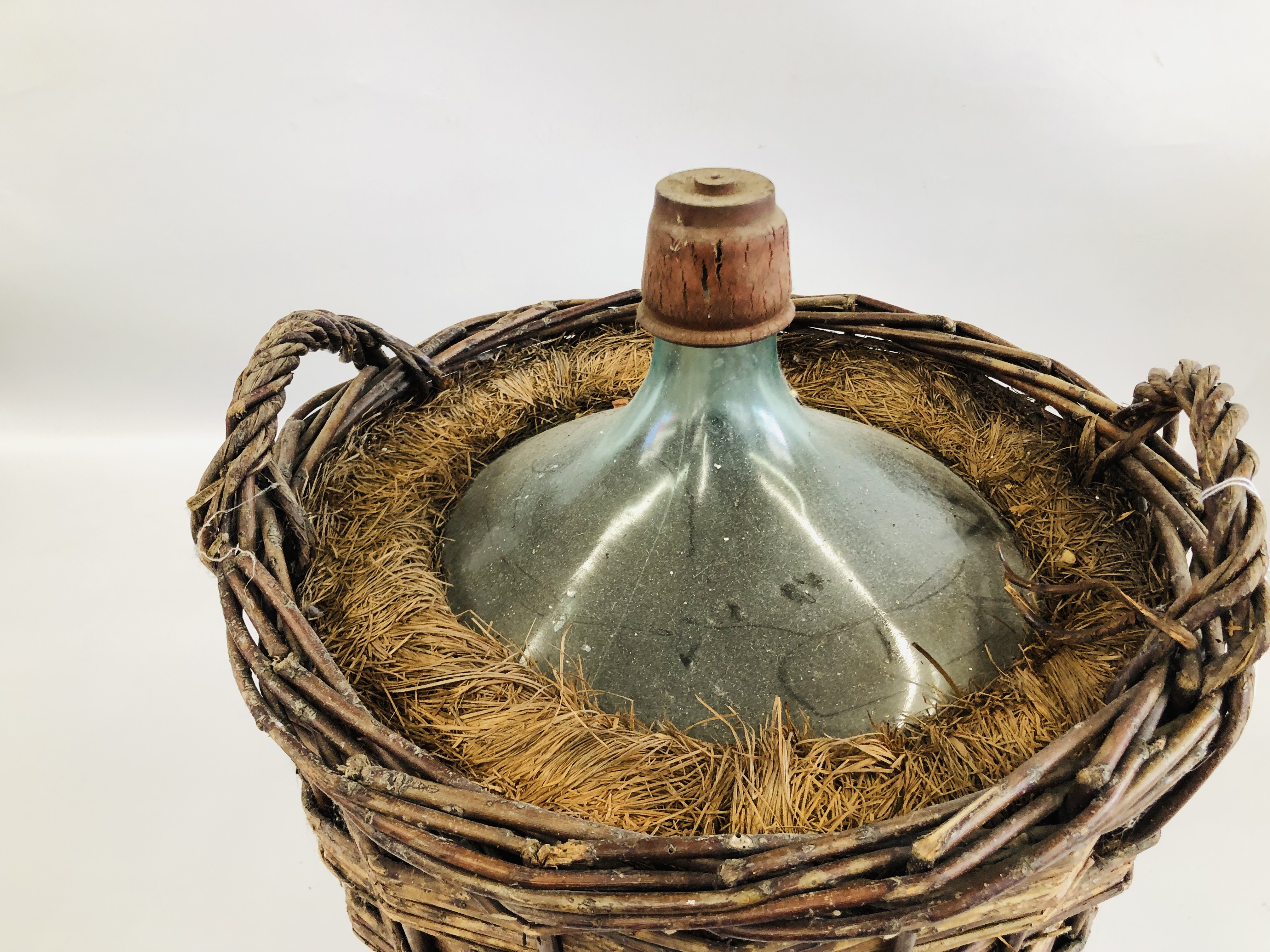 A VINTAGE GLASS DEMIJOHN IN ORIGINAL FITTED TWO HANDLED WICKER BASKET AND COVER - H 60CM. - Image 3 of 5