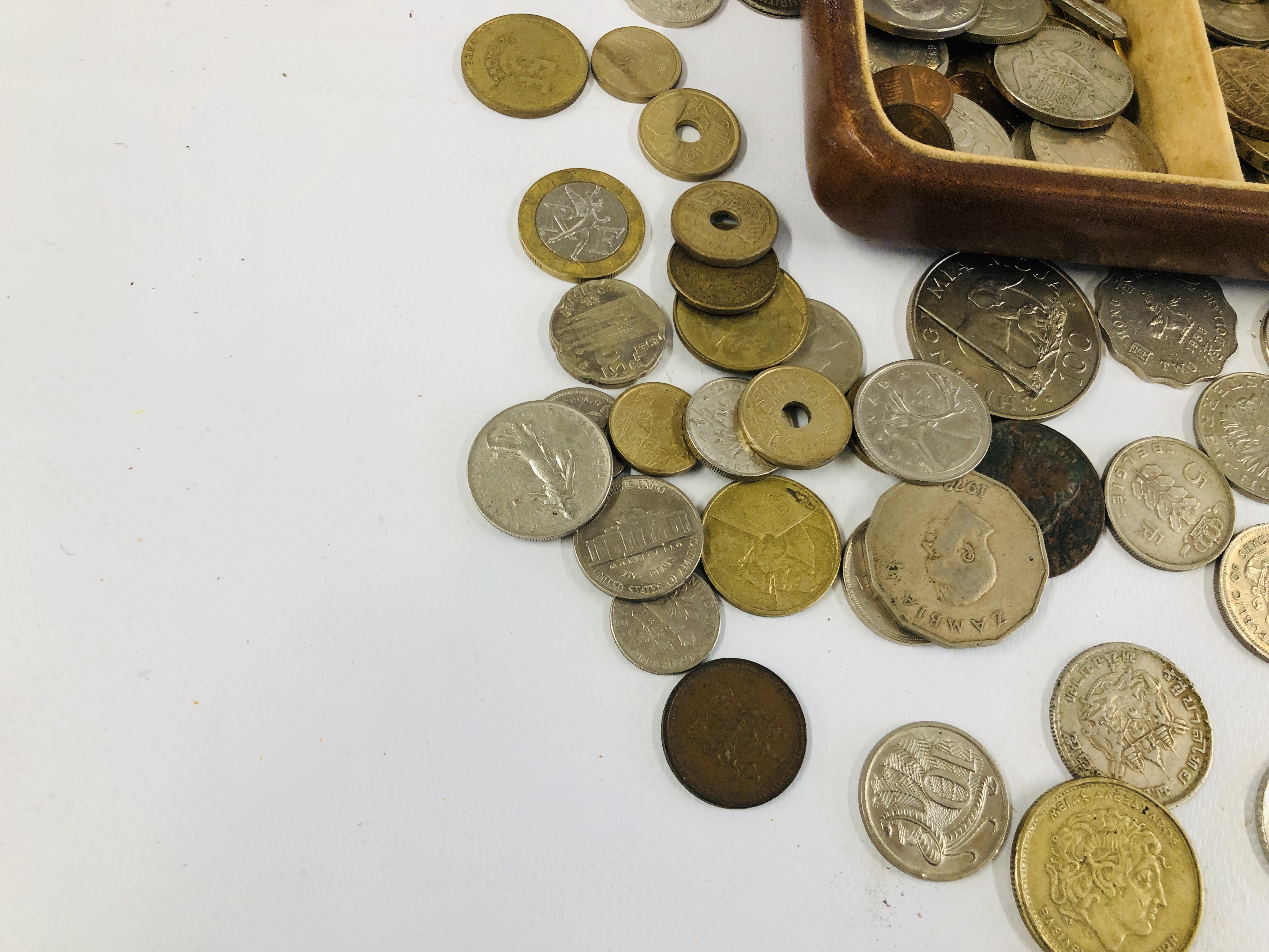 A TRAY OF MIXED COINAGE AND BANK NOTES. - Image 5 of 10