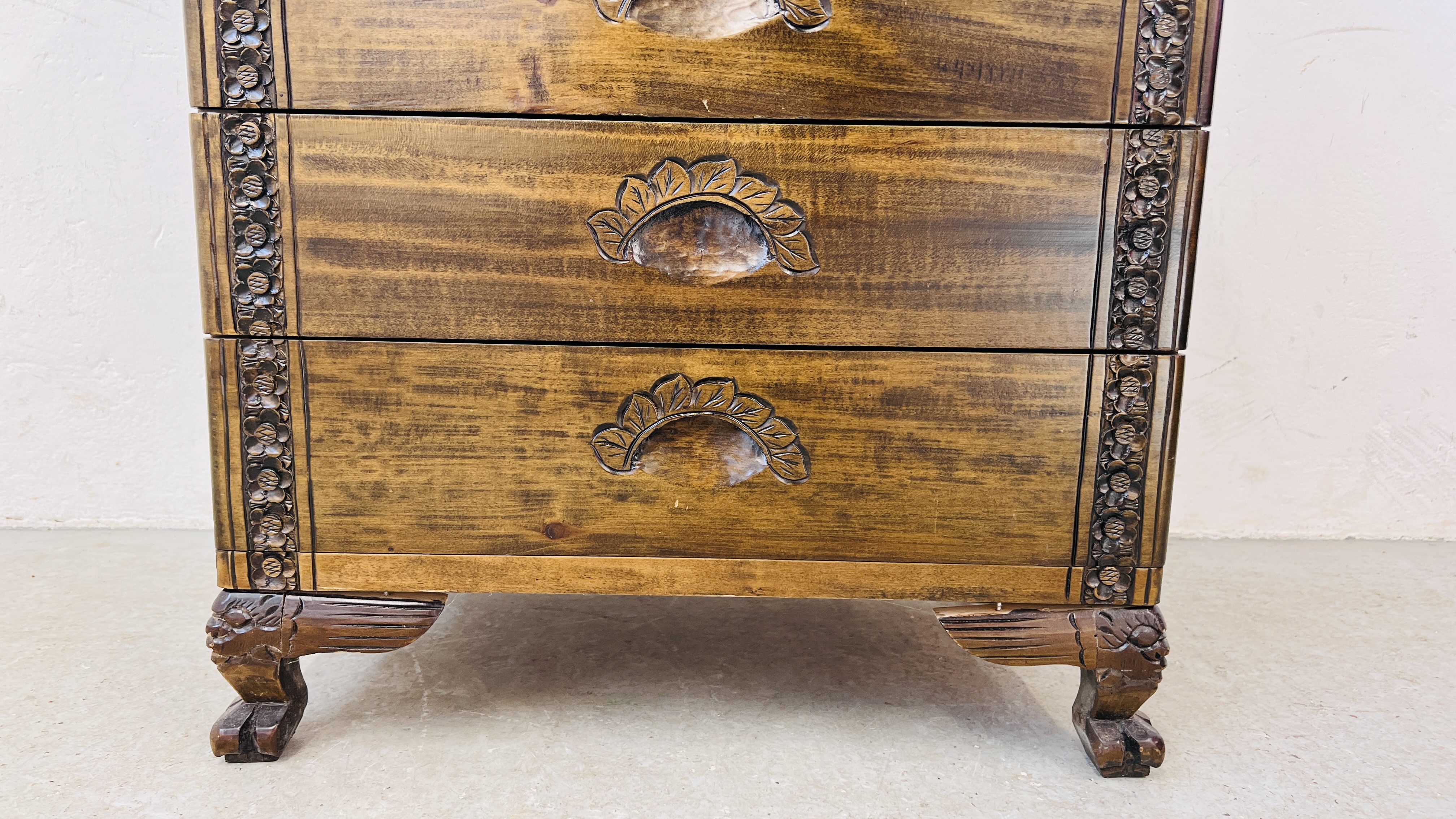 A 5 DRAWER HARDWOOD CHEST WITH A PAIR OF STALKS CARVED TO TOP AND FLORAL DECORATION CARVING - W - Image 4 of 11