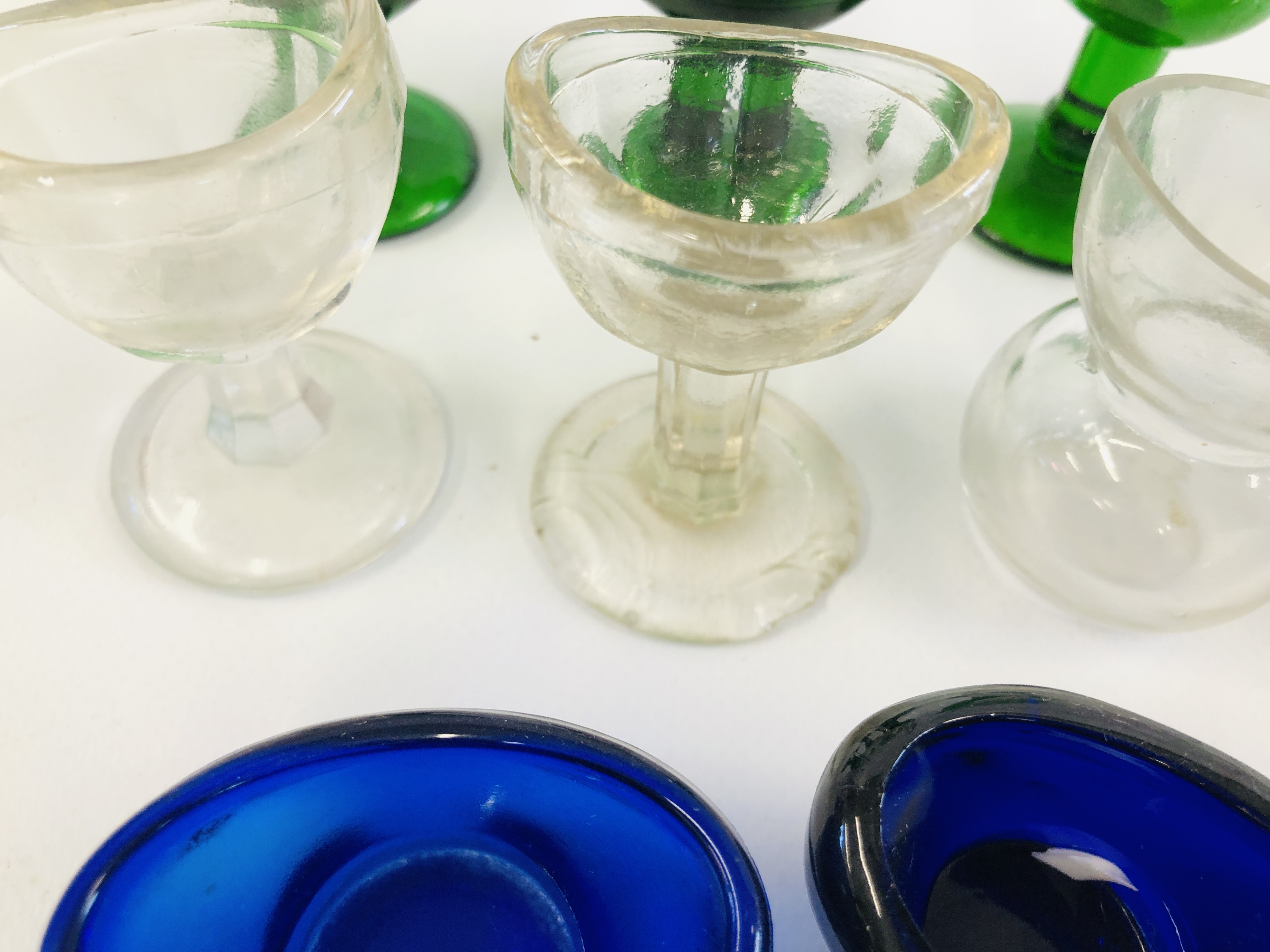 A COLLECTION OF MAINLY VINTAGE GLASS EYE BATHS TO INCLUDE CLEAR GLASS ALONG WITH BLUE AND GREEN - Image 8 of 8