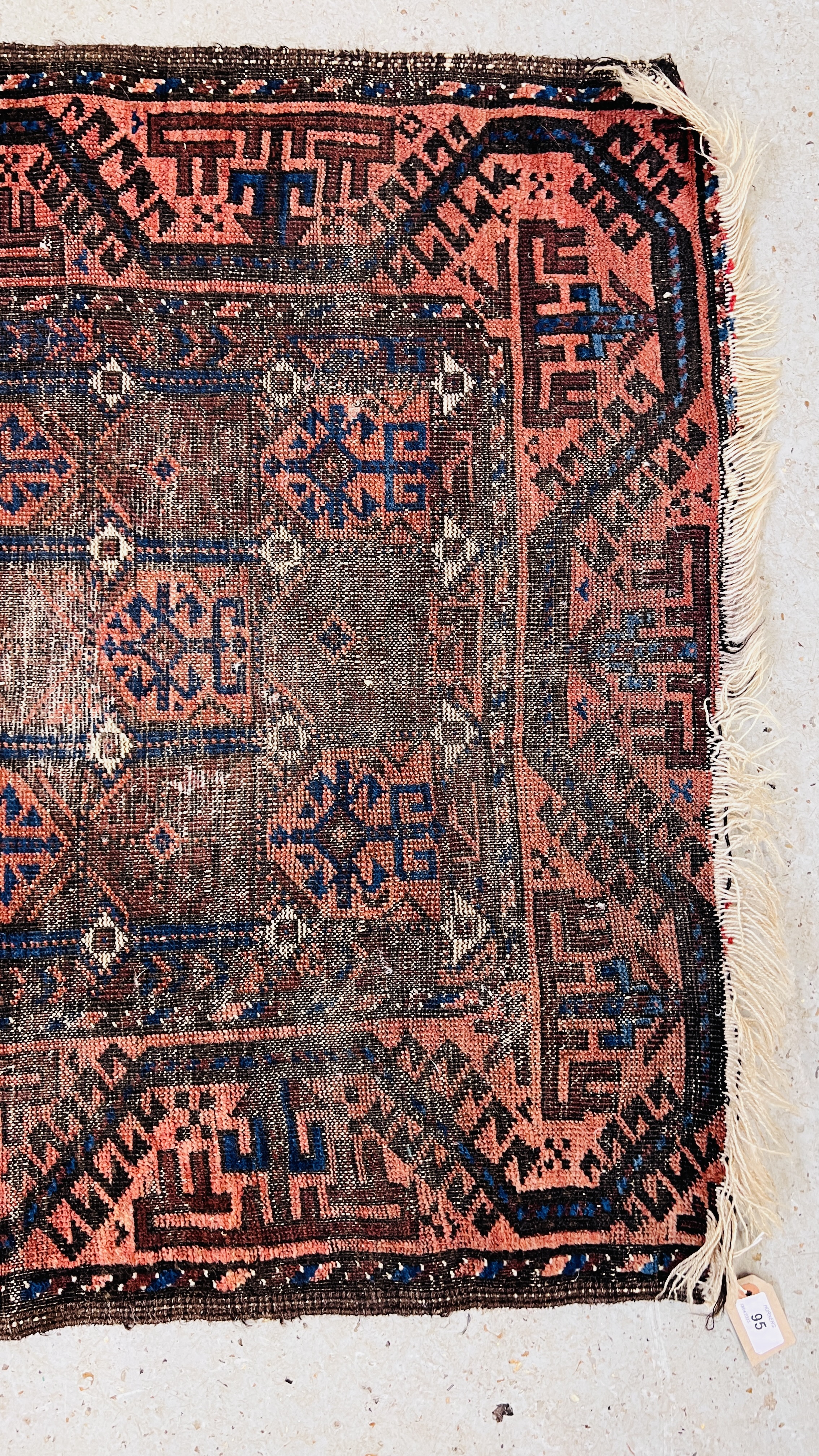 A TRADITIONAL BELOUCH RUG BLUE/ORANGE DESIGN (WORN CONDITION) 135 X 90CM. - Image 3 of 7