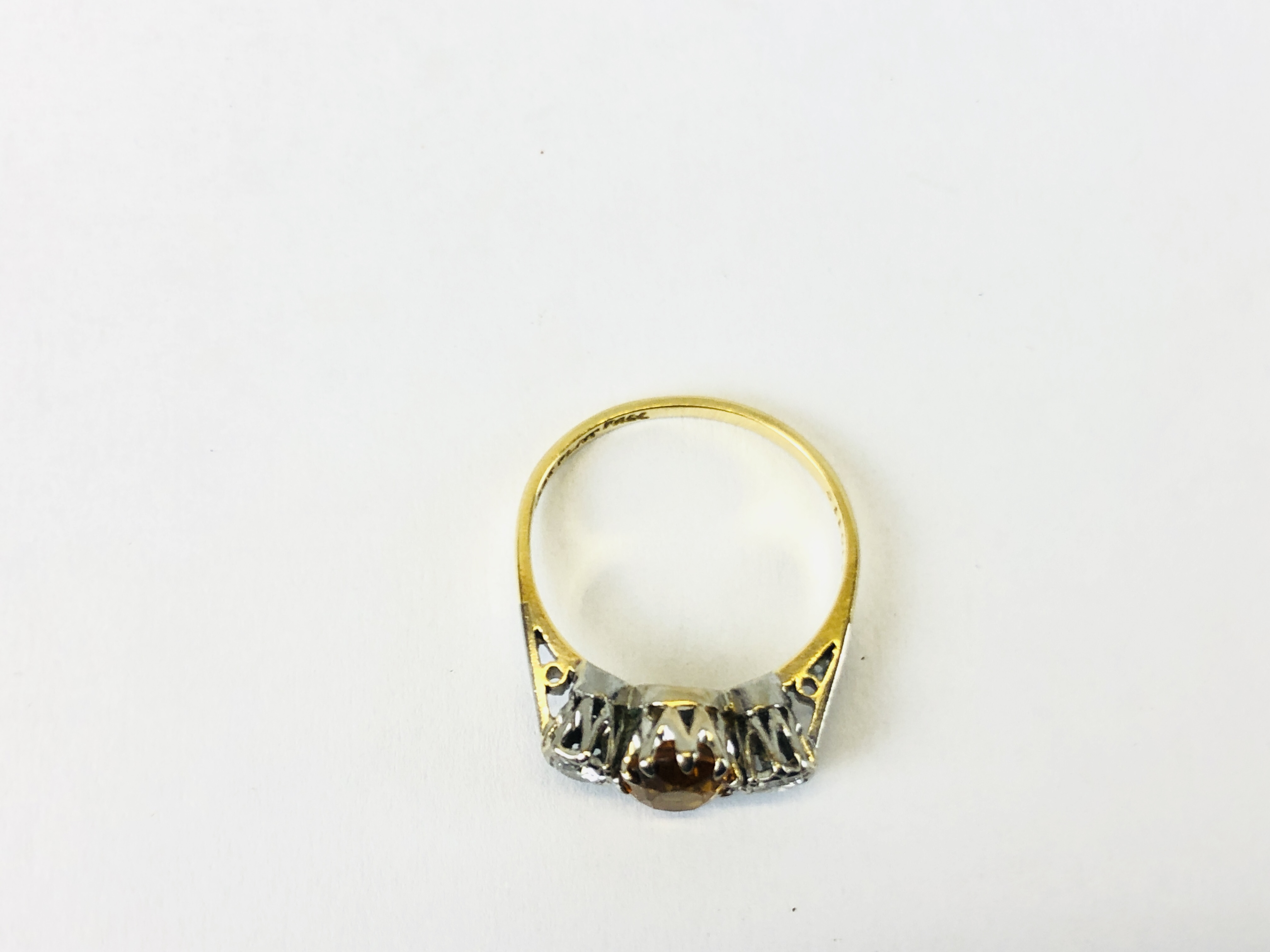 A VINTAGE RING STAMPED 18CT PLAT SET WITH A CENTRAL OVAL CITRINE, - Image 3 of 9