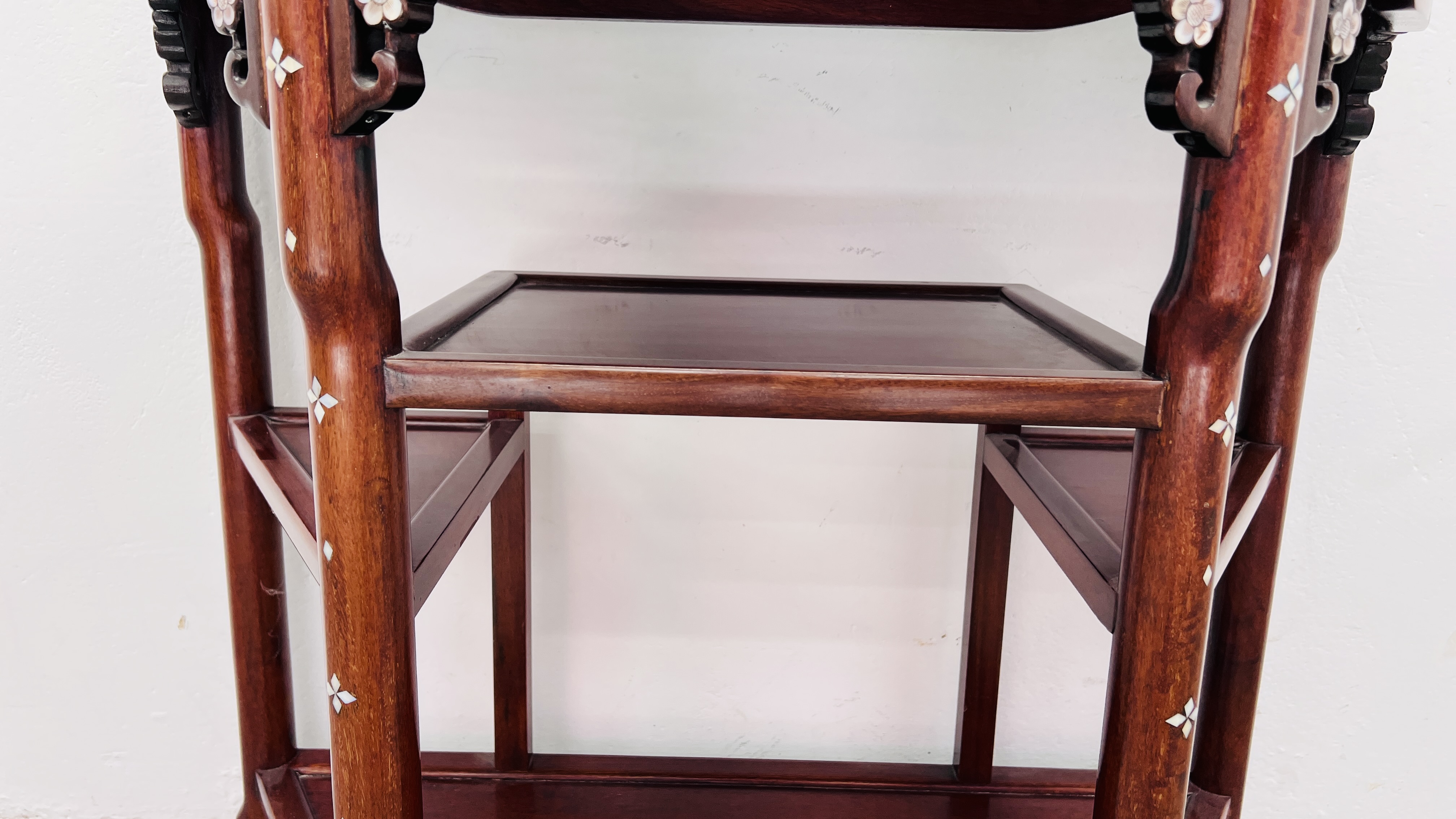 AN ORIENTAL HARDWOOD AND MOTHER OF PEARL INLAID SIDE TABLE WITH SHELF BELOW. - Image 4 of 9