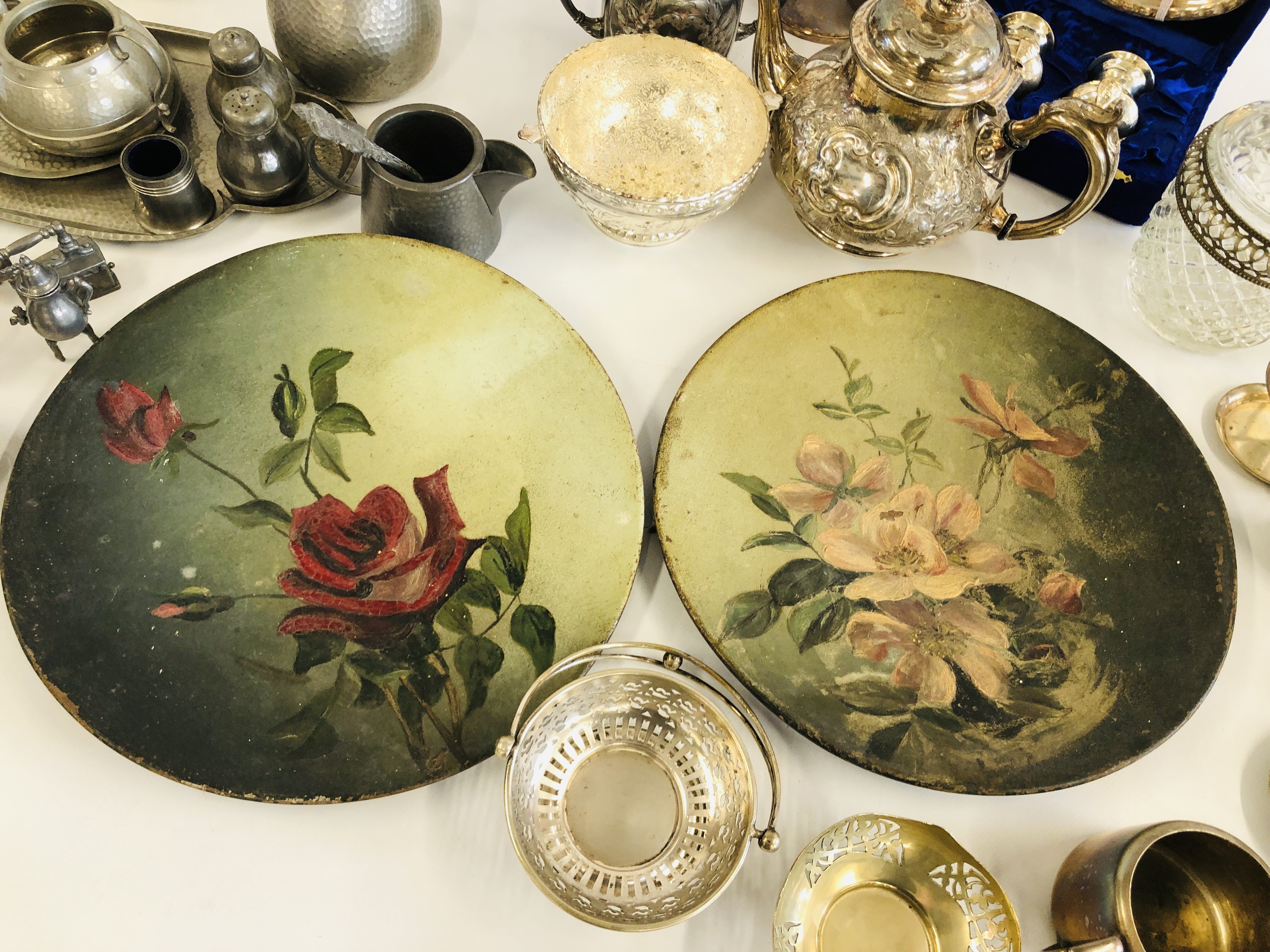 A BOX OF ASSORTED PLATED WARES ALONG WITH A BOX OF PEWTER WARES TO INCLUDE MINIATURE EXAMPLES. - Image 8 of 11