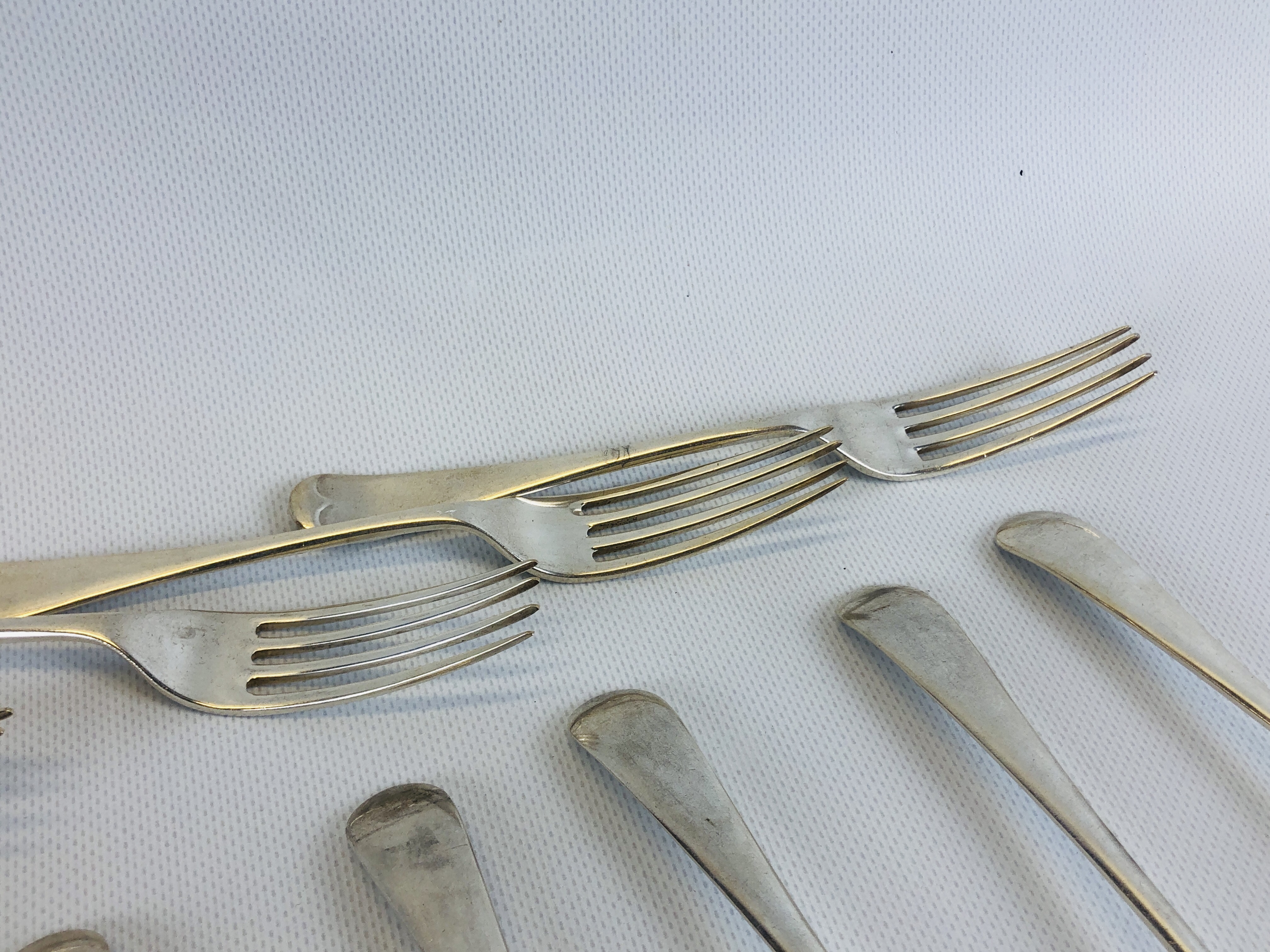 AN OLD ENGLISH PATTERN SILVER CANTEEN: 12 SERVING SPOONS, 12 DESSERT SPOONS, 12 TABLE FORKS, - Image 8 of 15