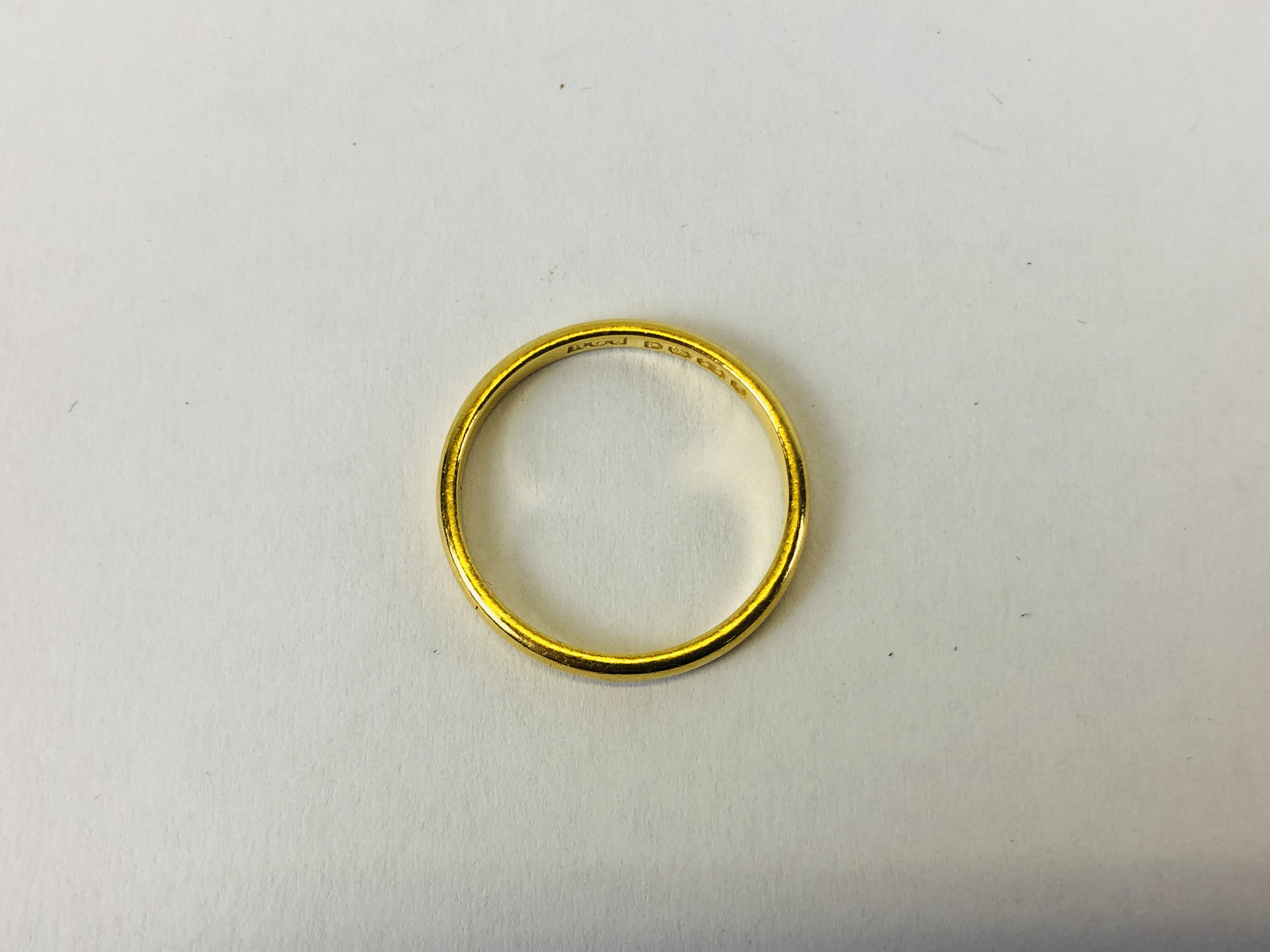 A 22CT GOLD WEDDING BAND. - Image 2 of 7
