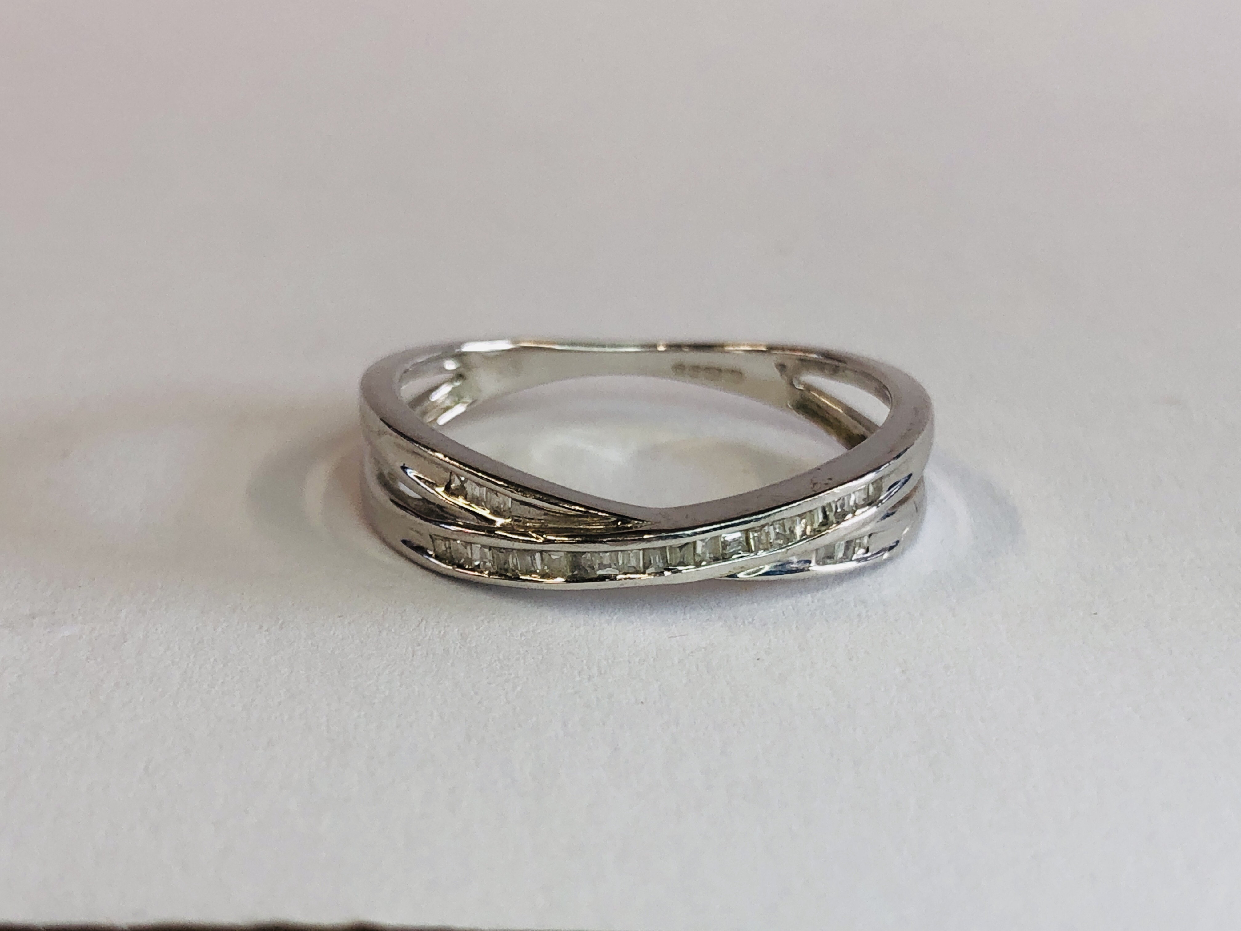 A 9CT WHITE GOLD AND DIAMOND CROSS OVER RING. - Image 2 of 8