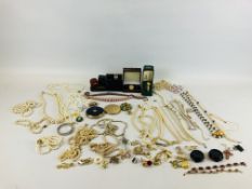 BOX OF ASSORTED COSTUME AND SILVER JEWELLERY TO INCLUDE SIMULATED PEARLS, STRATTON COMPACTS,