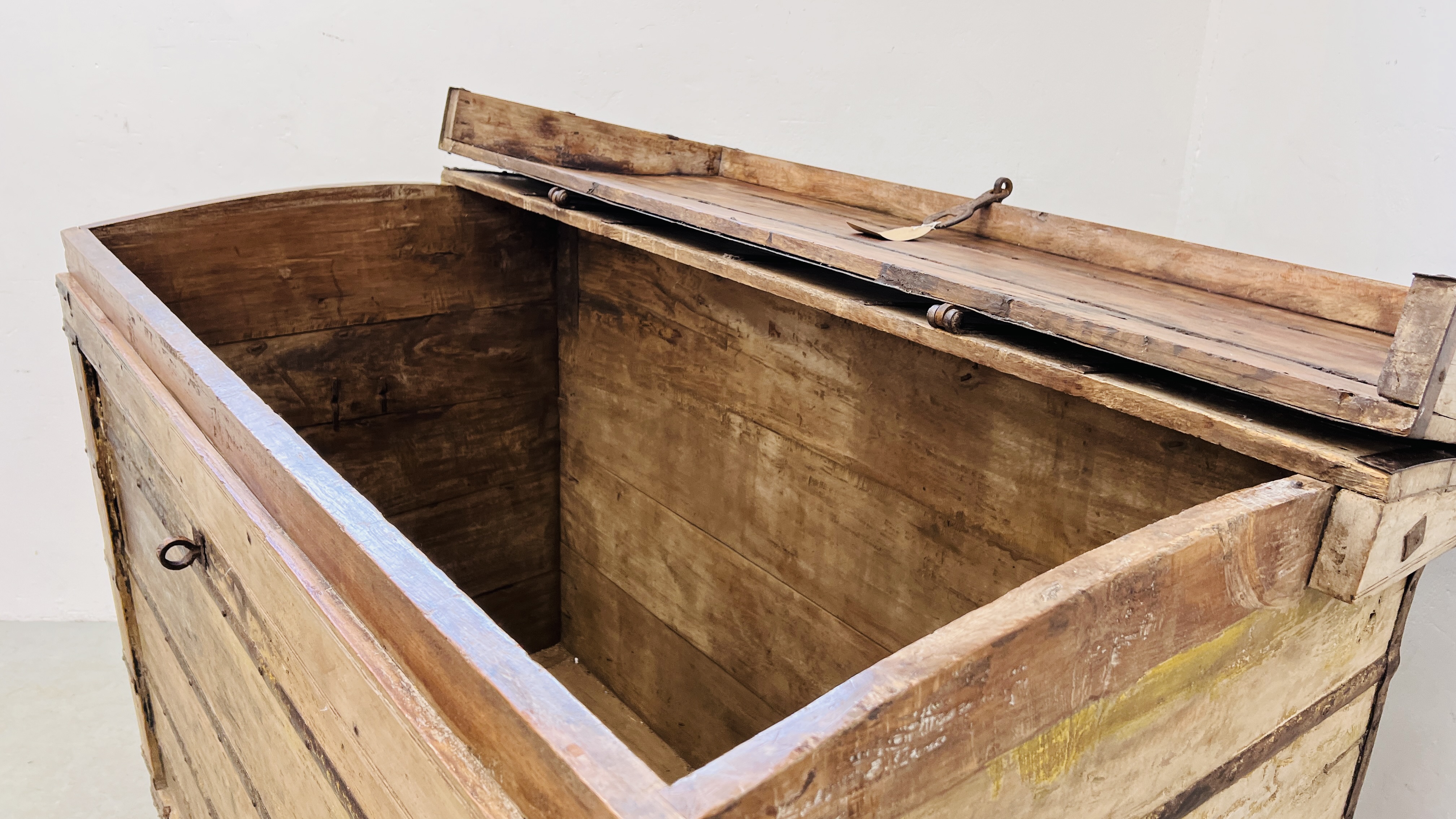 AN EXTREMELY LARGE RAJASTHANI 19th CENTURY DOWRY CHEST - 158CM W X 81CM D X 123CM H. - Image 21 of 30