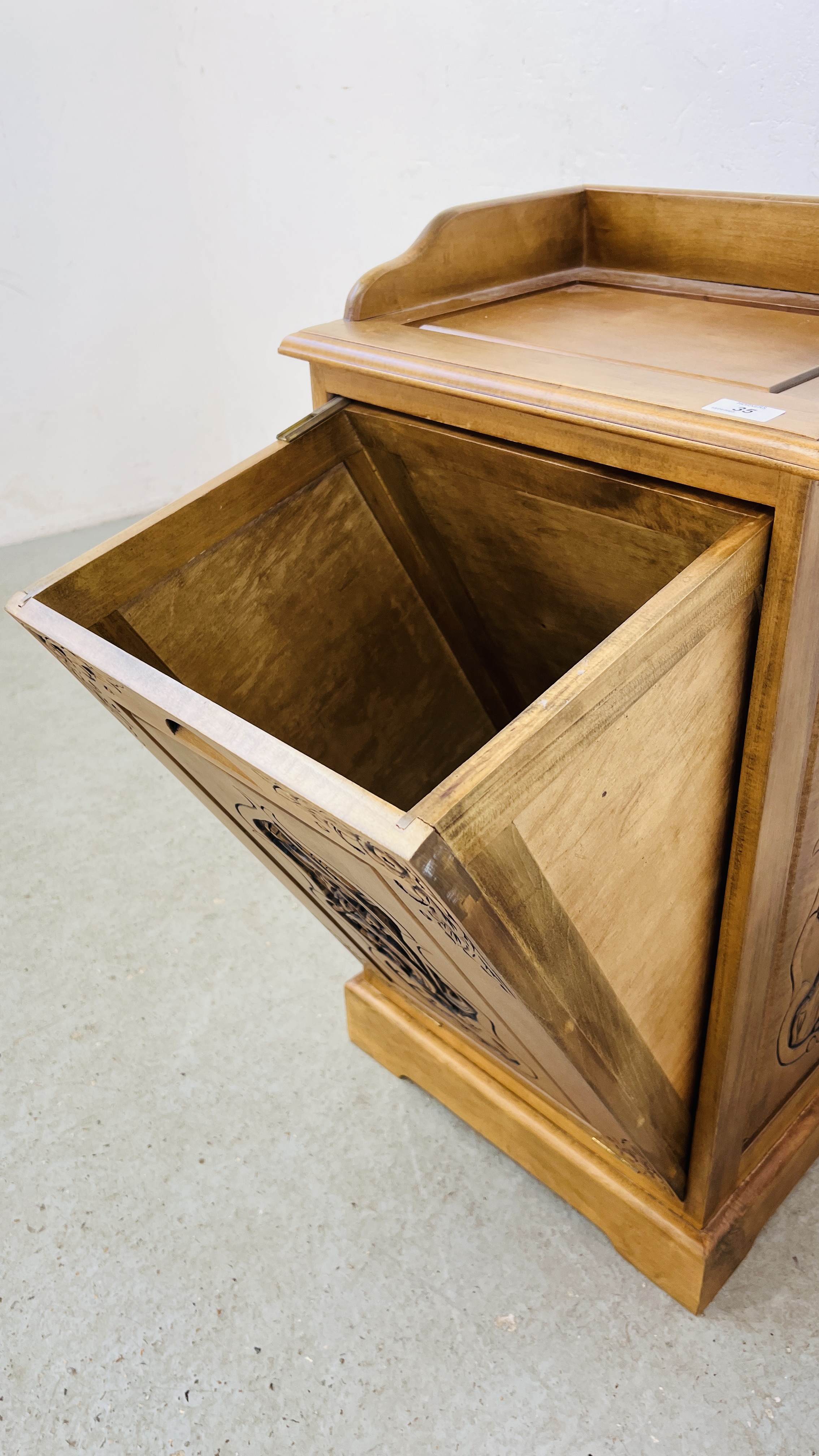 A HARDWOOD LINEN TIDY WITH CARVED DETAIL TO THE FRONT - W 43CM X D 33CM X H 80CM. - Image 7 of 7