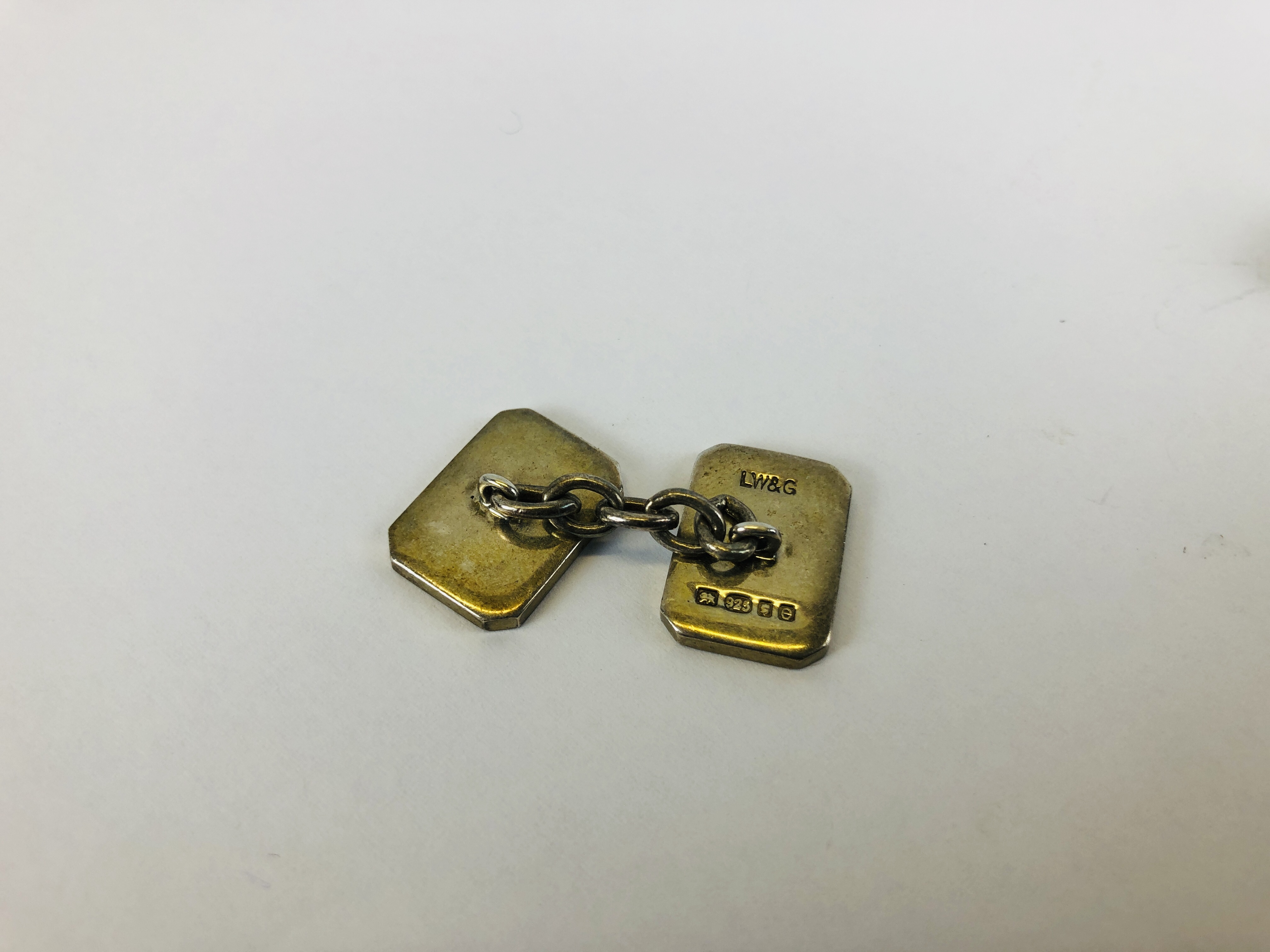 A PAIR OF VINTAGE SILVER CUFFLINKS - Image 3 of 6