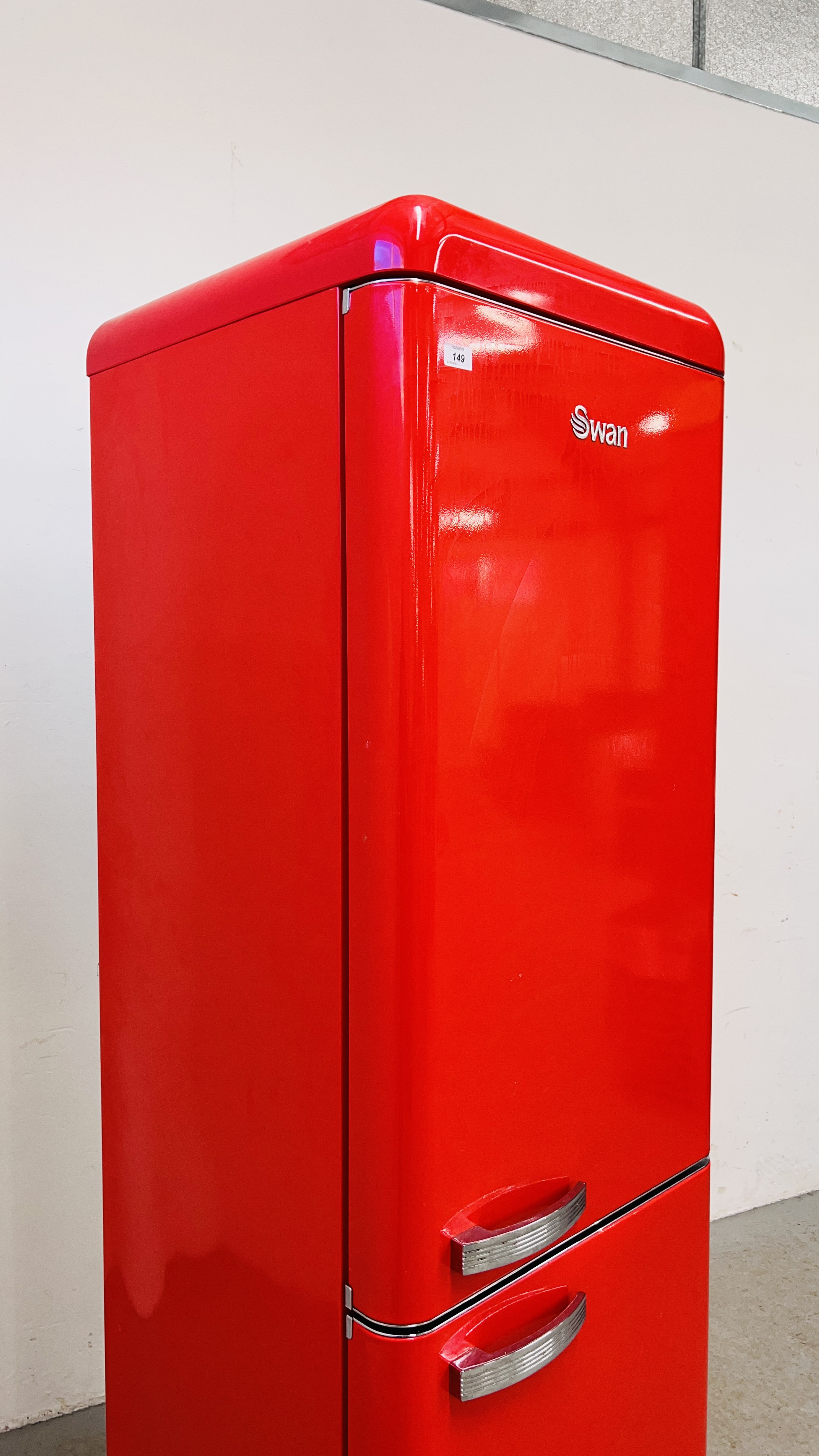 A SWAN RETRO STYLE RED FINISH FRIDGE FREEZER - SOLD AS SEEN. - Image 7 of 13
