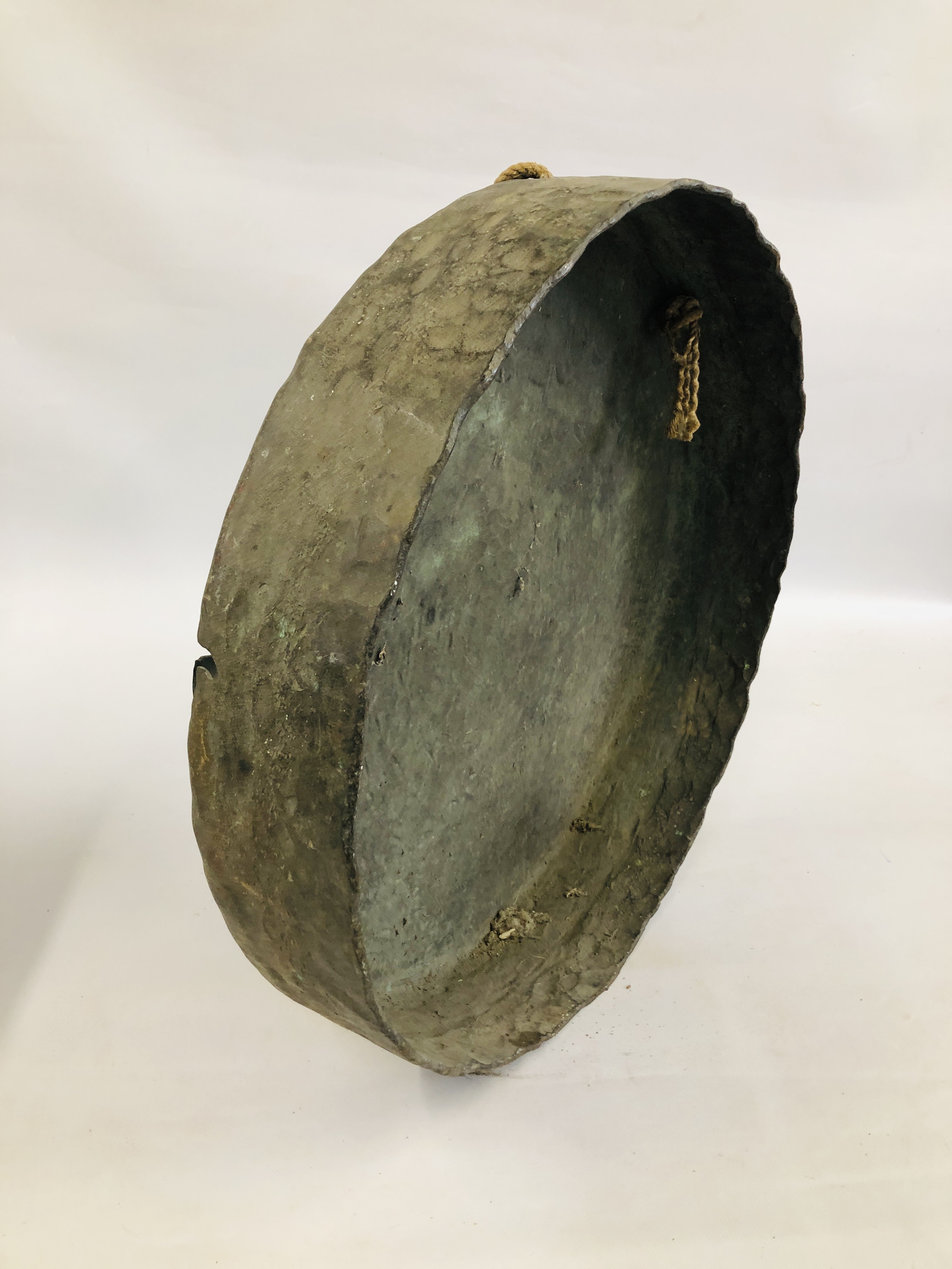 A LARGE HEAVY METAL BRONZE COPPER GONG 61CM DIAMETER 13CM DEPTH 7MM THICK. - Image 4 of 7