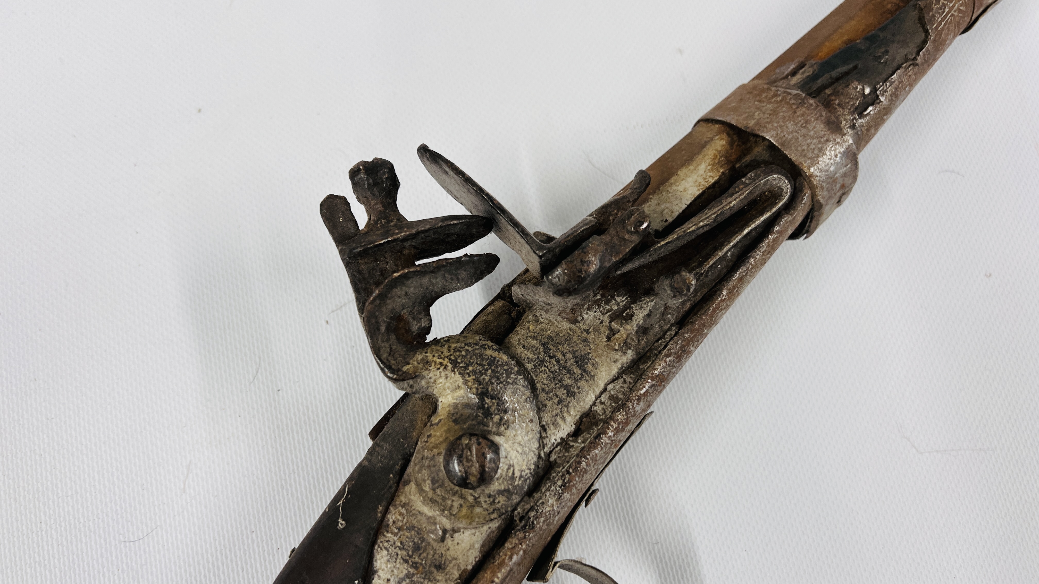 ANTIQUE SIND FLINT LOCK LONG RIFLE. - Image 4 of 12