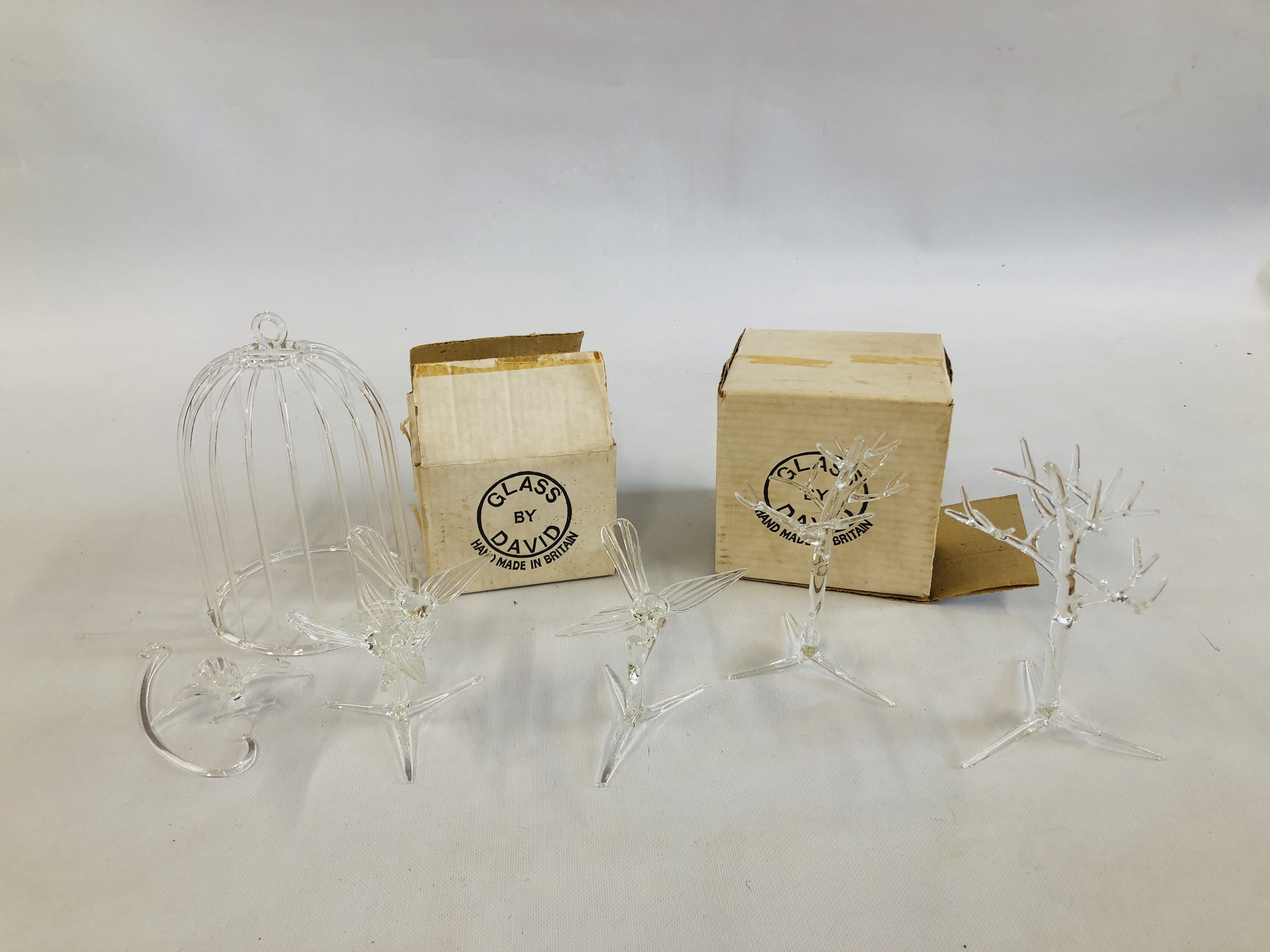 A COLLECTION OF DAVID SMITH GLASS EXAMPLES TO INCLUDE TREES, BIRDS AND BIRD CAGE A/F.
