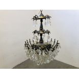 AN IMPRESSIVE ANTIQUE CHANDELIER WITH GLASS DROPLETS - APPROX DIAMETER 55CM X APPROX HEIGHT 70CM -