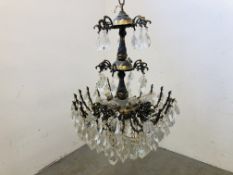 AN IMPRESSIVE ANTIQUE CHANDELIER WITH GLASS DROPLETS - APPROX DIAMETER 55CM X APPROX HEIGHT 70CM -