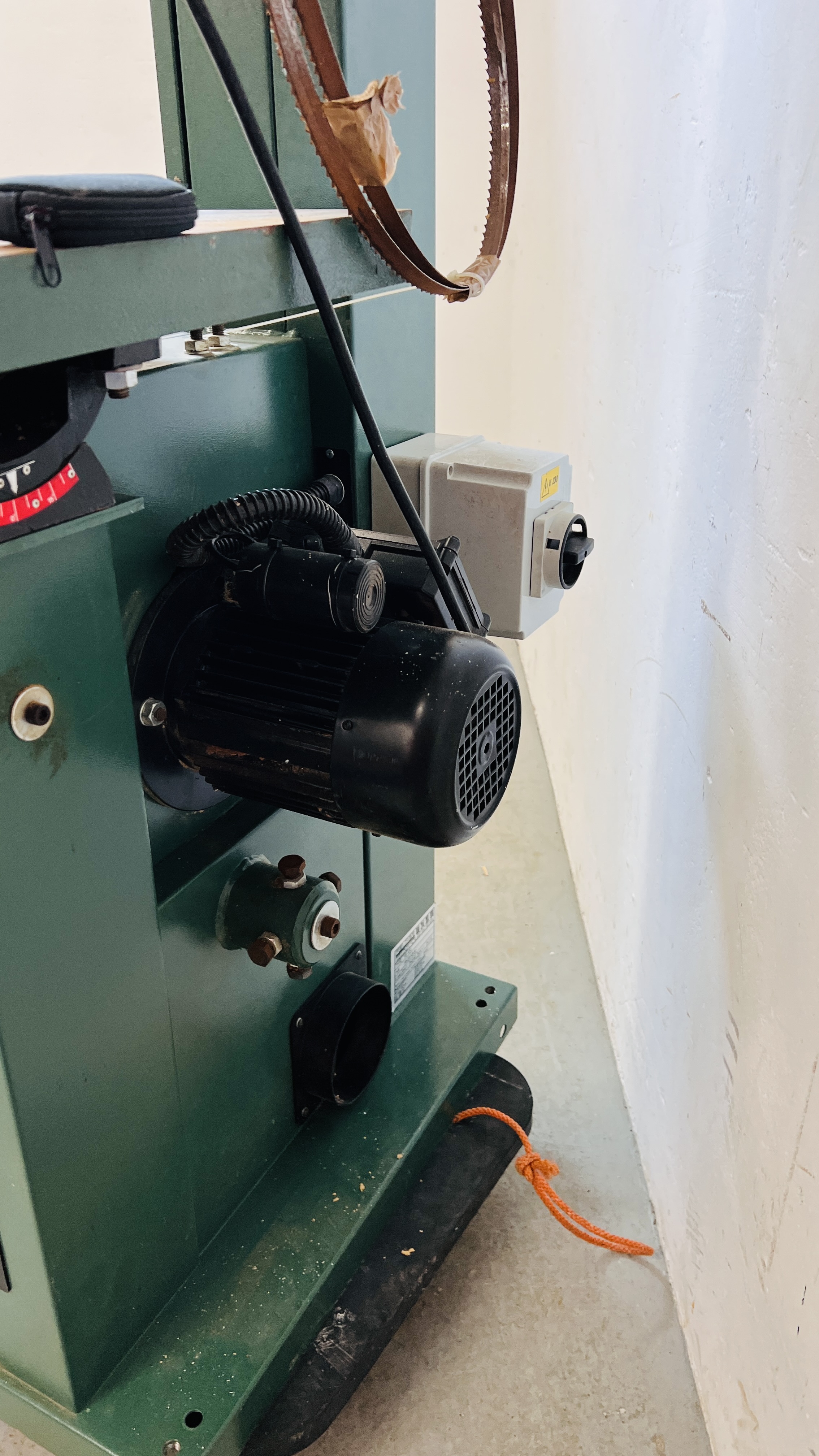 A PROFESSIONAL FELDER COMMERCIAL BANDSAW MODEL FB400 - SOLD AS SEEN. - Image 11 of 16