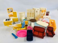 A LARGE BOX CONTAINING A QUANTITY OF VINTAGE ACCESSORIES AND FURNITURE TO INCLUDE SINDY.