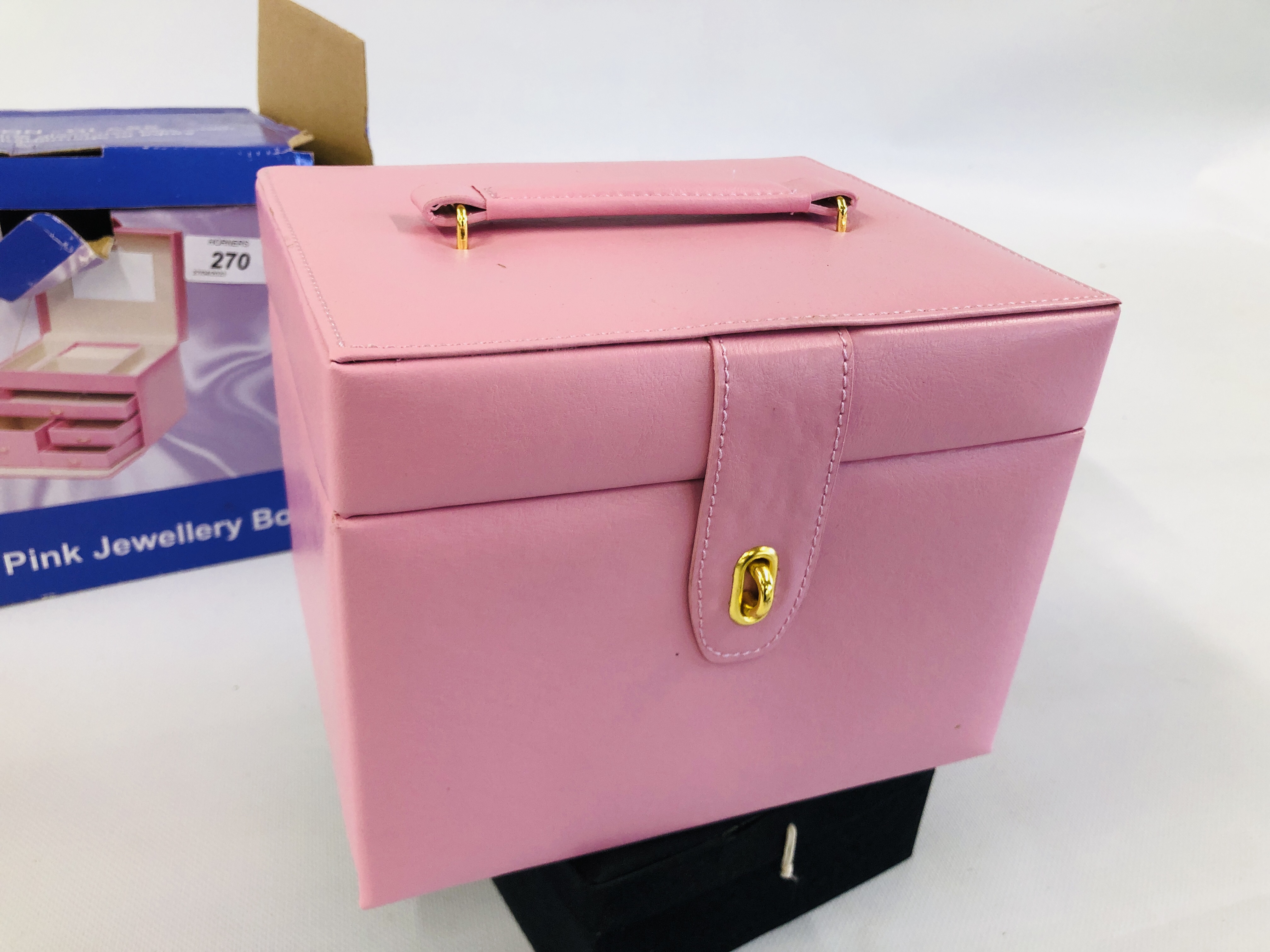 A BOXED SMALL PINK FAUX LEATHER JEWELLERY BOX ALONG WITH REPRODUCTION MUSICAL JEWELLERY BOX INSET - Image 7 of 8