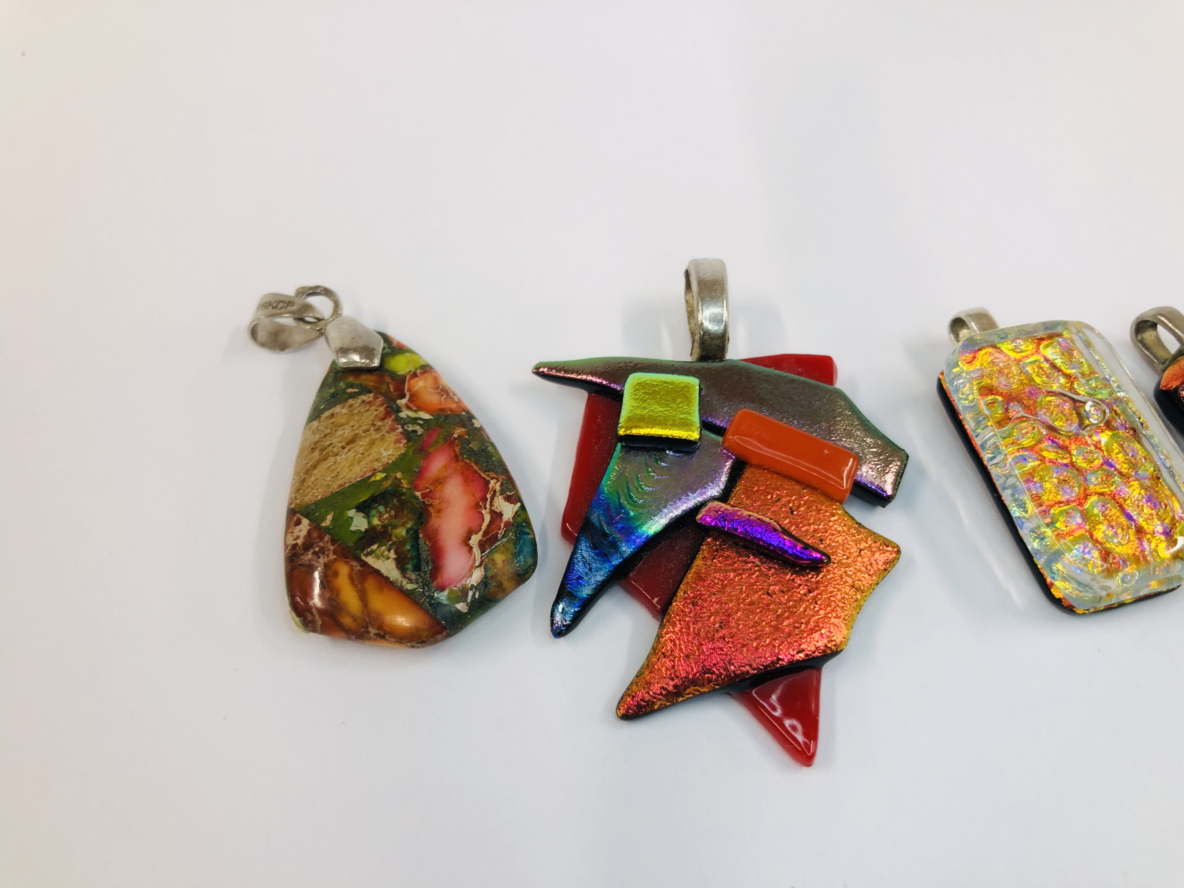 A GROUP OF 7 ASSORTED CONTEMPORARY PENDANTS TO INCLUDE SOME SILVER AND GLASS EXAMPLES. - Image 4 of 4