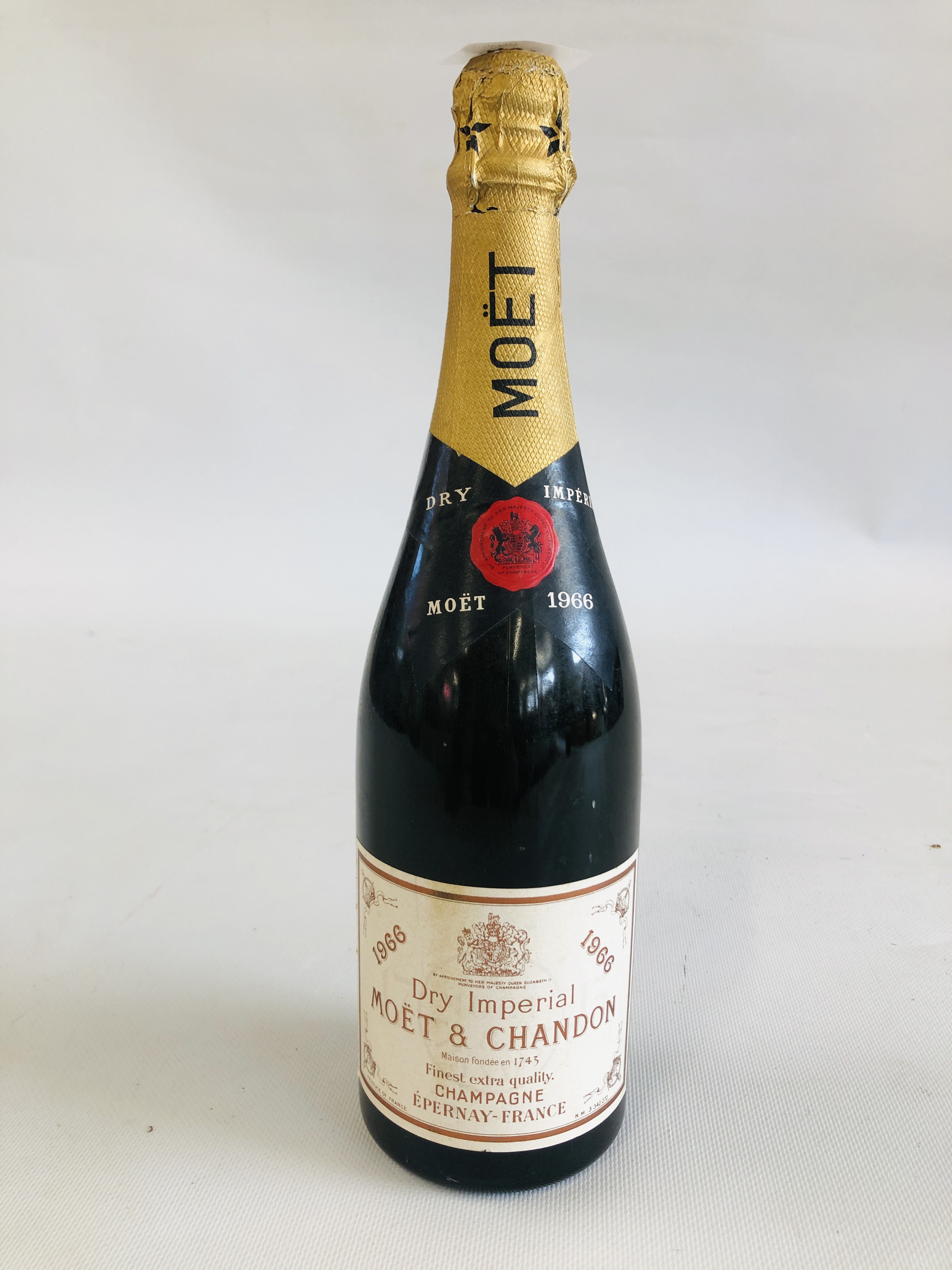 BOTTLE MOET & CHANDON 1966 CHAMPAGNE.