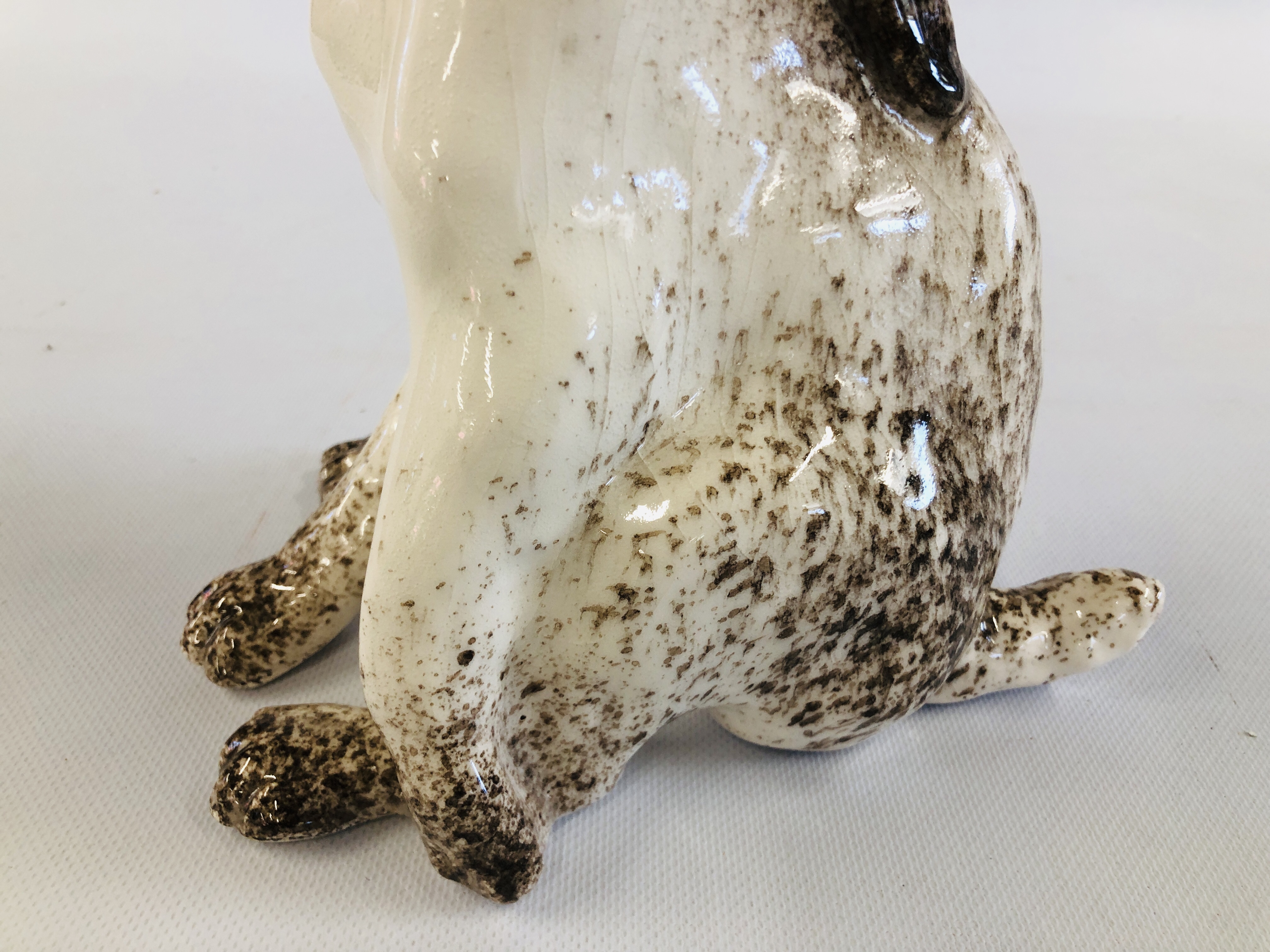 A WINSTANLEY POTTERY EXAMPLE OF A "SEATED HARE" H 28CM BEARING SIGNATURE TO THE BACK. - Image 4 of 7