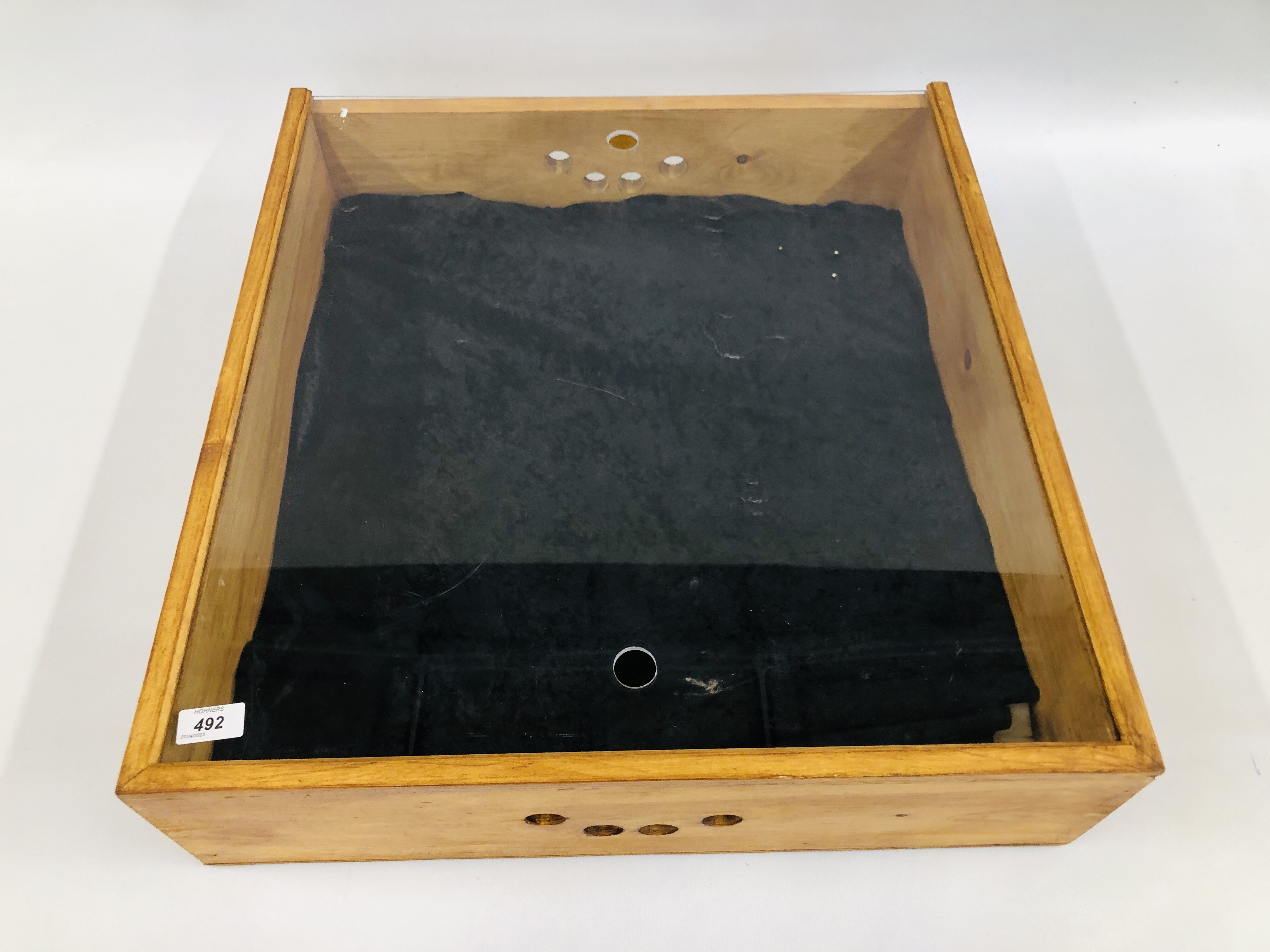 A SQUARE WOODEN DISPLAY CASE WITH PERSPEX TOP AND A BROOCH DISPLAY PAD W 59CM X D 63.5CM. - Image 2 of 4