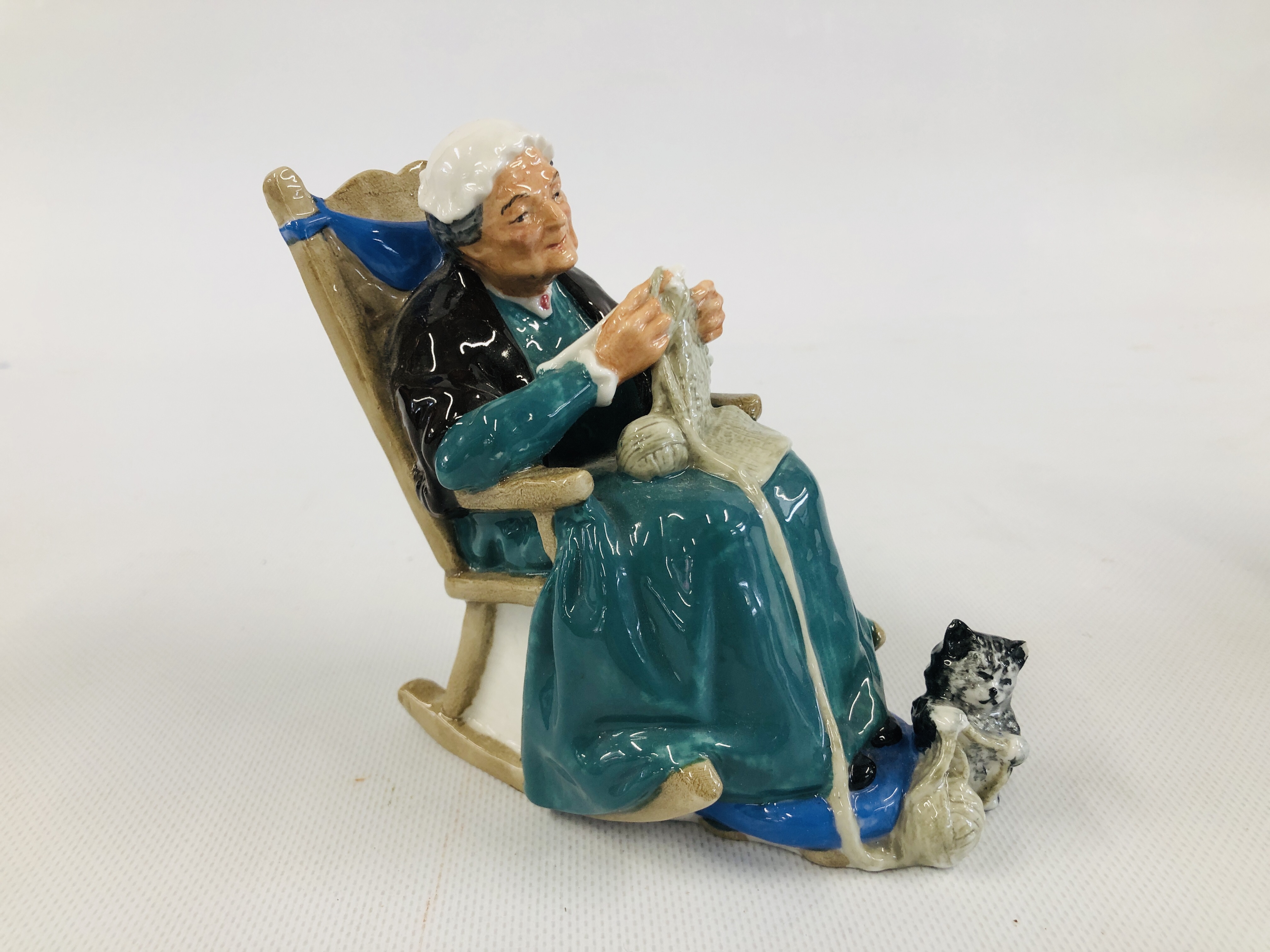 A ROYAL DOULTON FIGURE OF "THE SEAFARER" HN2455 H 22CM ALONG WITH ROYAL DOULTON FIGURE OF - Image 8 of 11