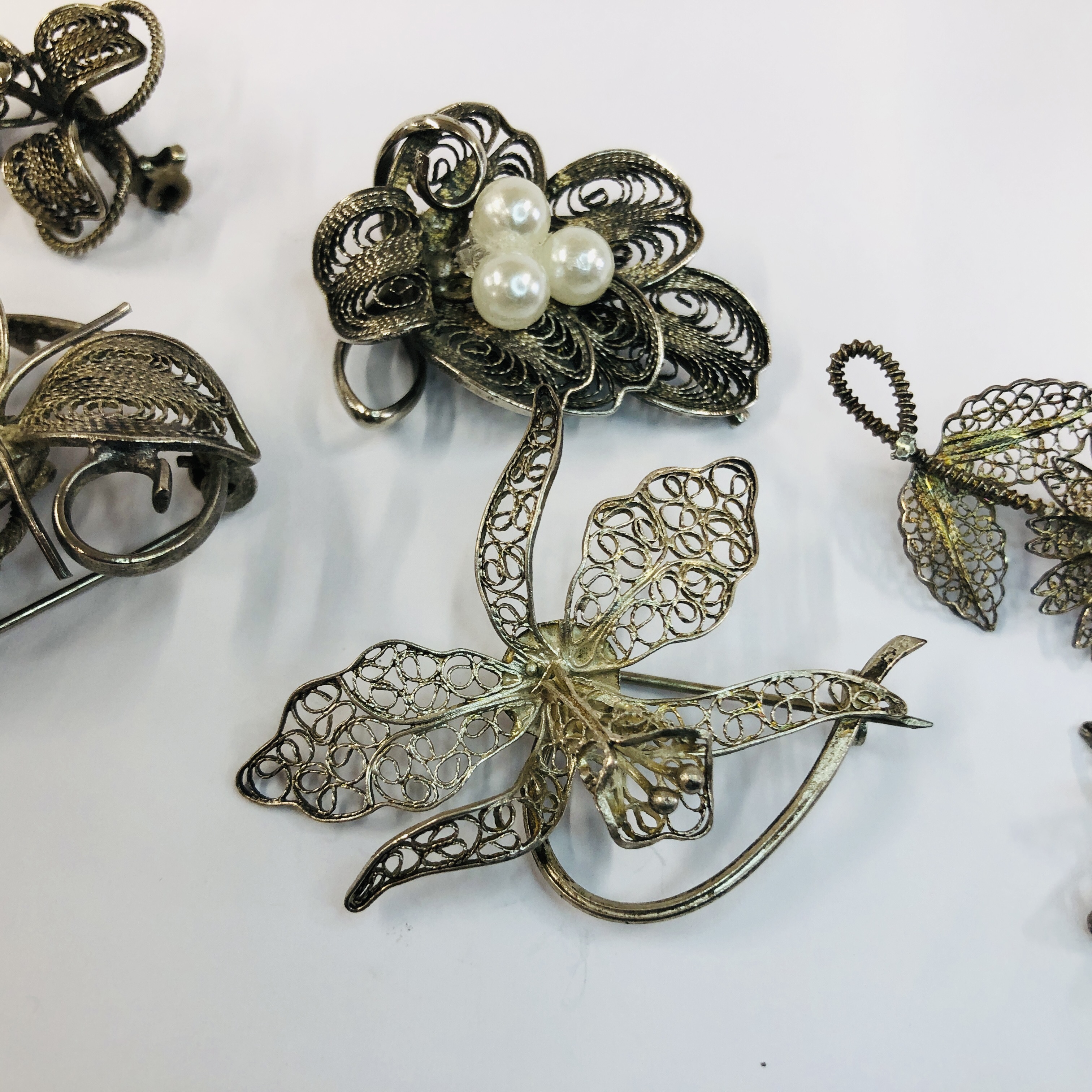 SELECTION OF 8 MIXED GRADE SILVER VINTAGE BROOCHES. - Image 3 of 6