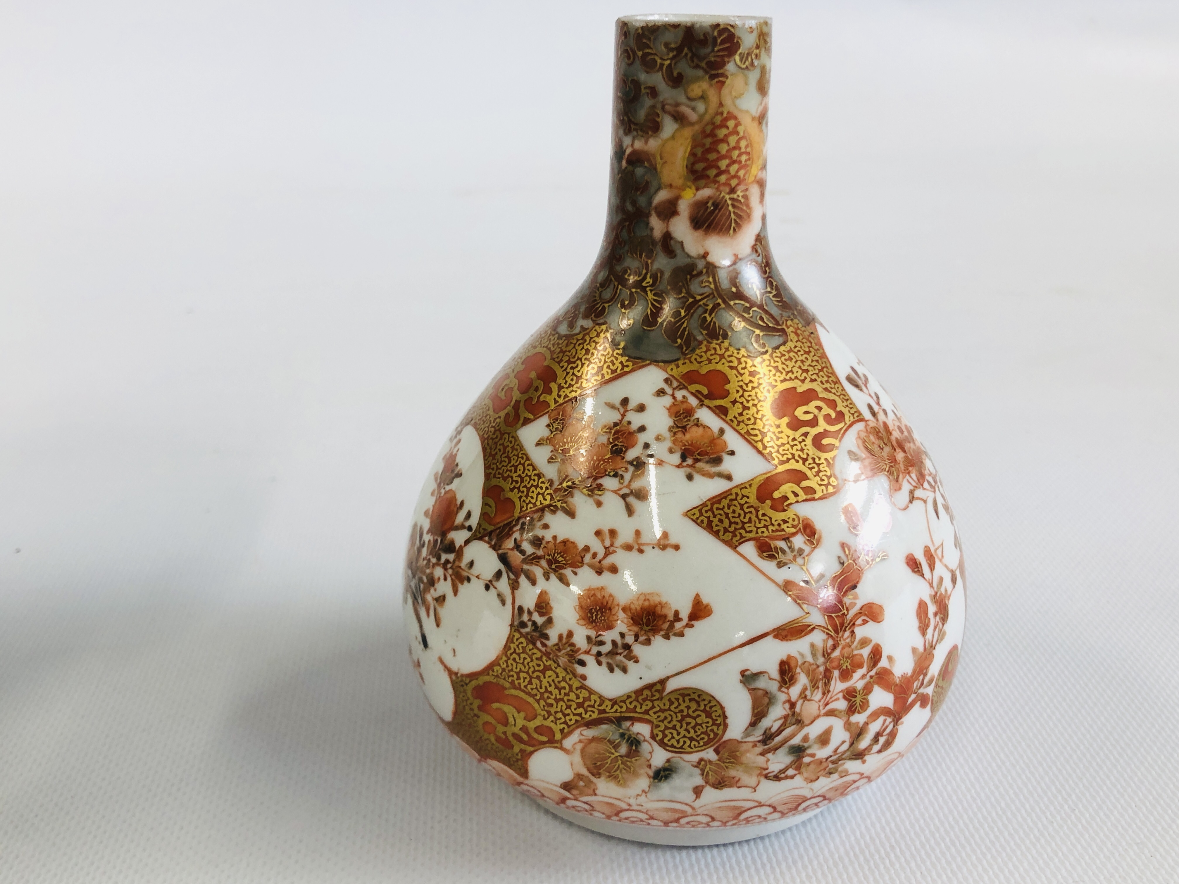 A VINTAGE JAPANESE IMARI BUD VASE, - Image 7 of 17