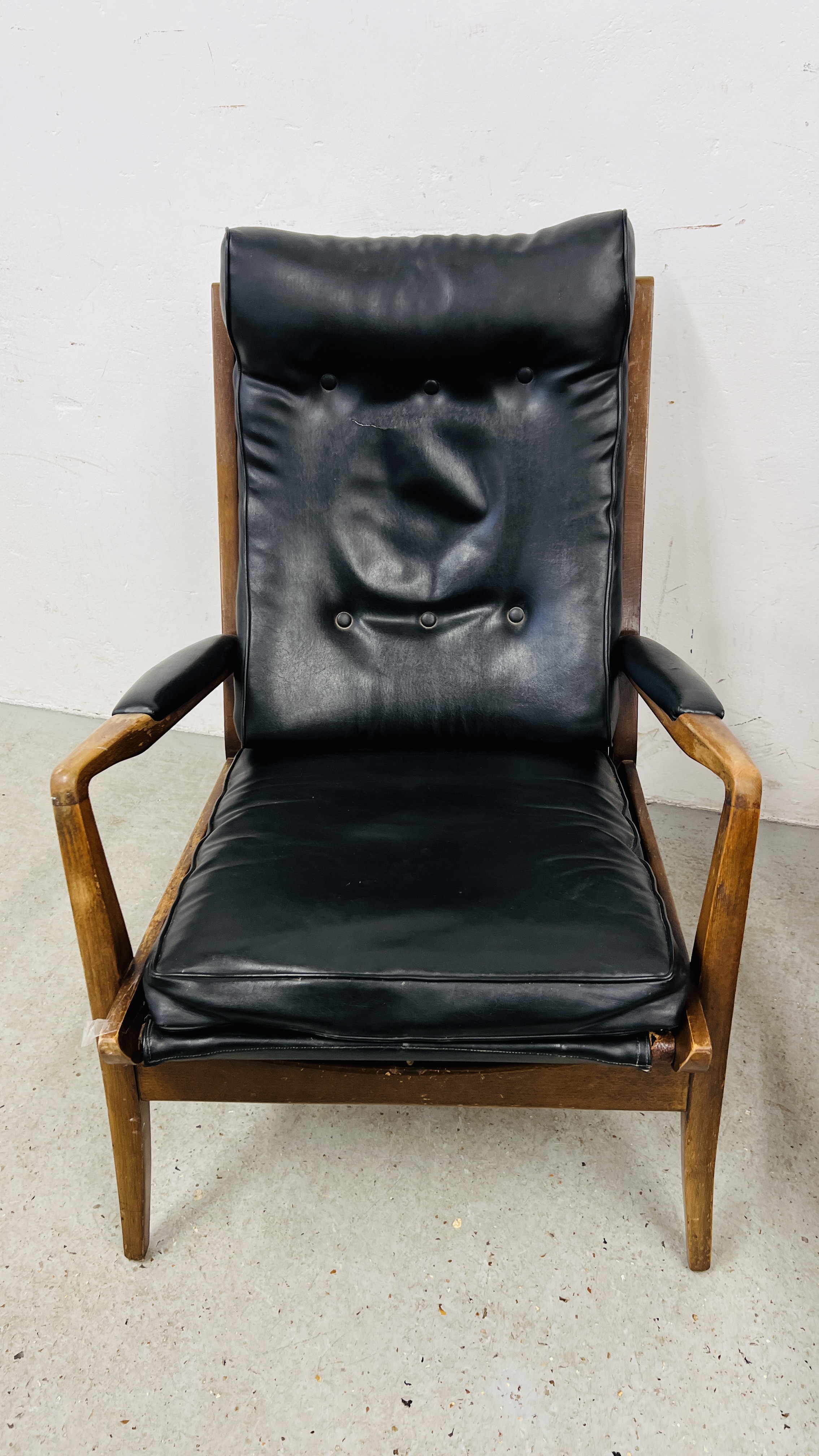 A PAIR OF RETRO CONTEMPORARY BLACK FAUX LEATHER EASY STYLE CHAIR BEARING ORIGINAL MAKERS LABEL - Image 11 of 19