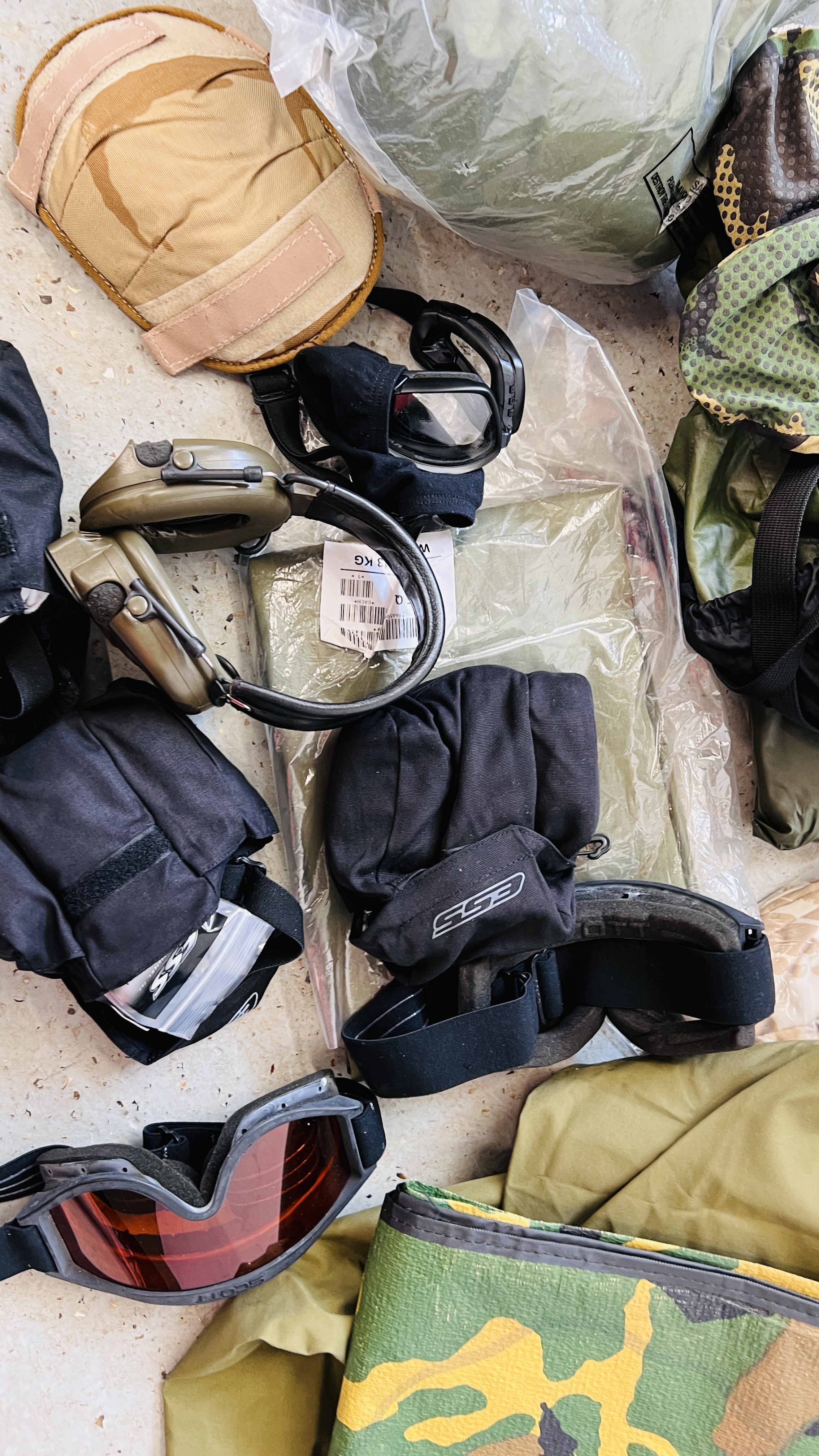 7 X KIT BAGS CONTAINING AN EXTENSIVE GROUP OF TACTICAL ARMY CLOTHING, BACK PACKS, - Image 11 of 24