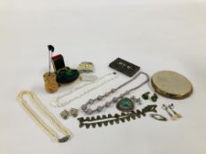 A TRAY OF ART DECO JEWELLERY AND COMPACTS, JADE PENDANT,