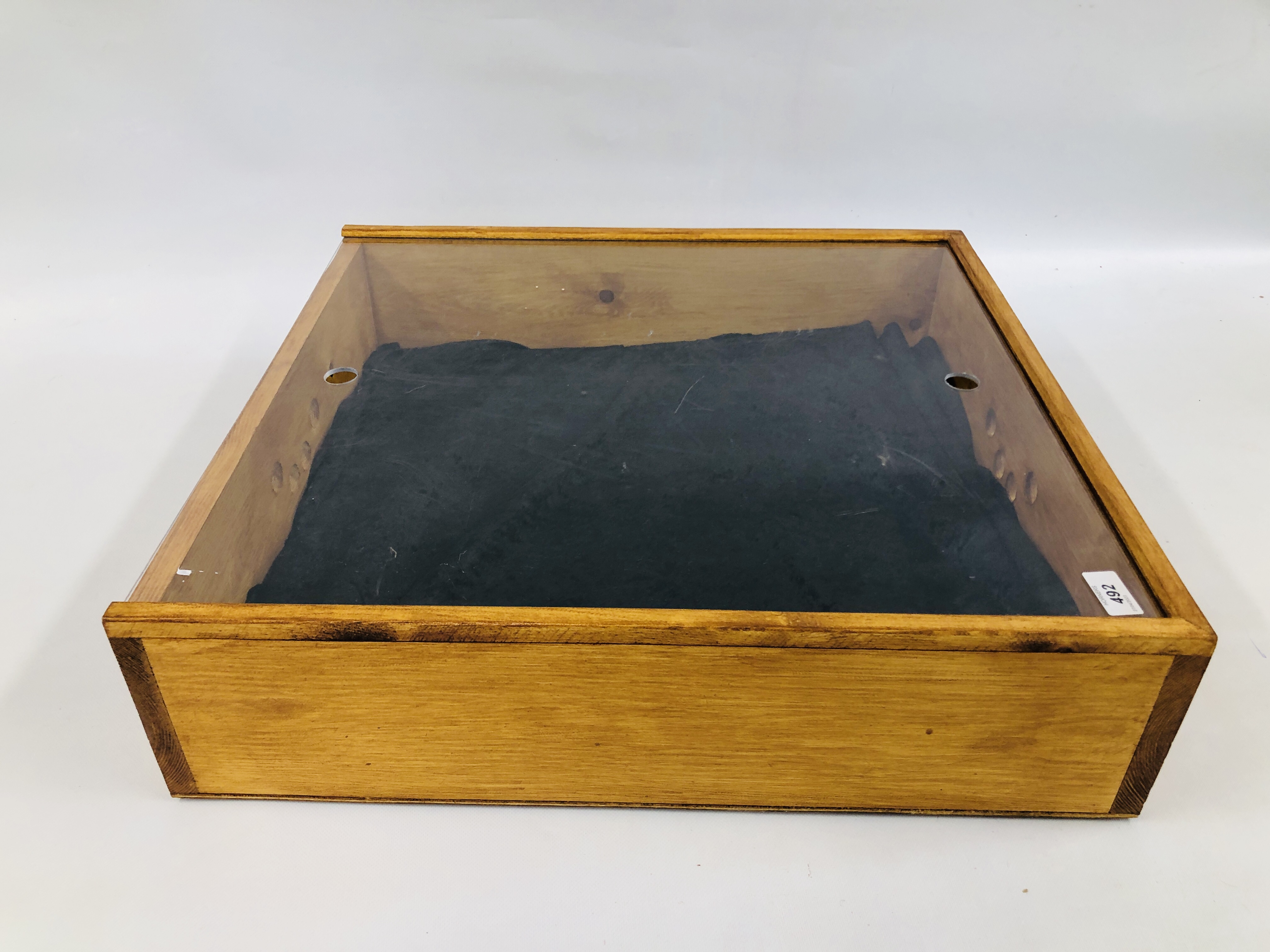 A SQUARE WOODEN DISPLAY CASE WITH PERSPEX TOP AND A BROOCH DISPLAY PAD W 59CM X D 63.5CM. - Image 3 of 4