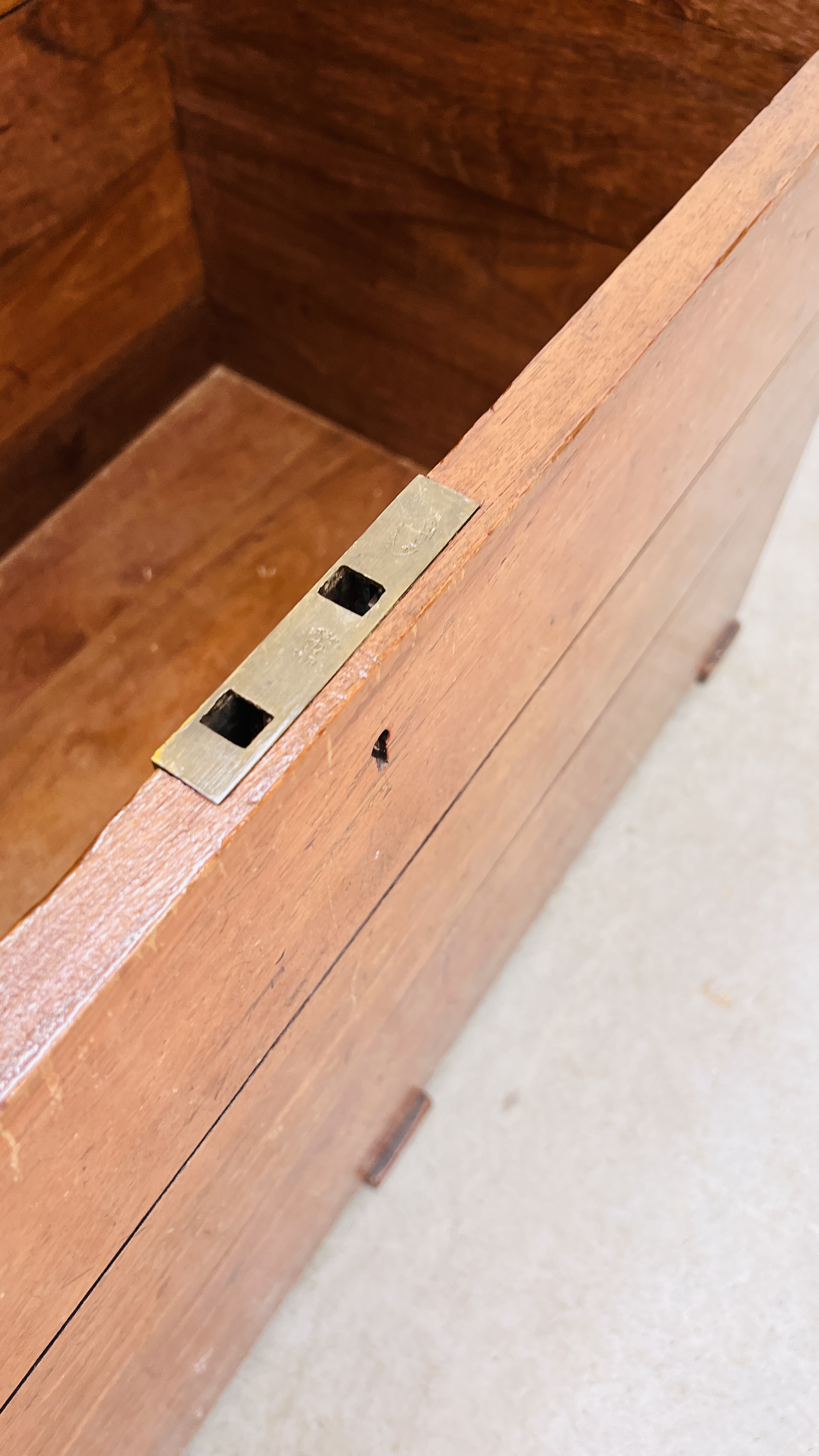 A HEAVY OAK BLANKET BOX, W 95CM, D 55CM, H 53CM. - Image 9 of 12