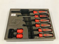 8 X SNAP ON SCREWDRIVERS IN PLASTIC CASE.