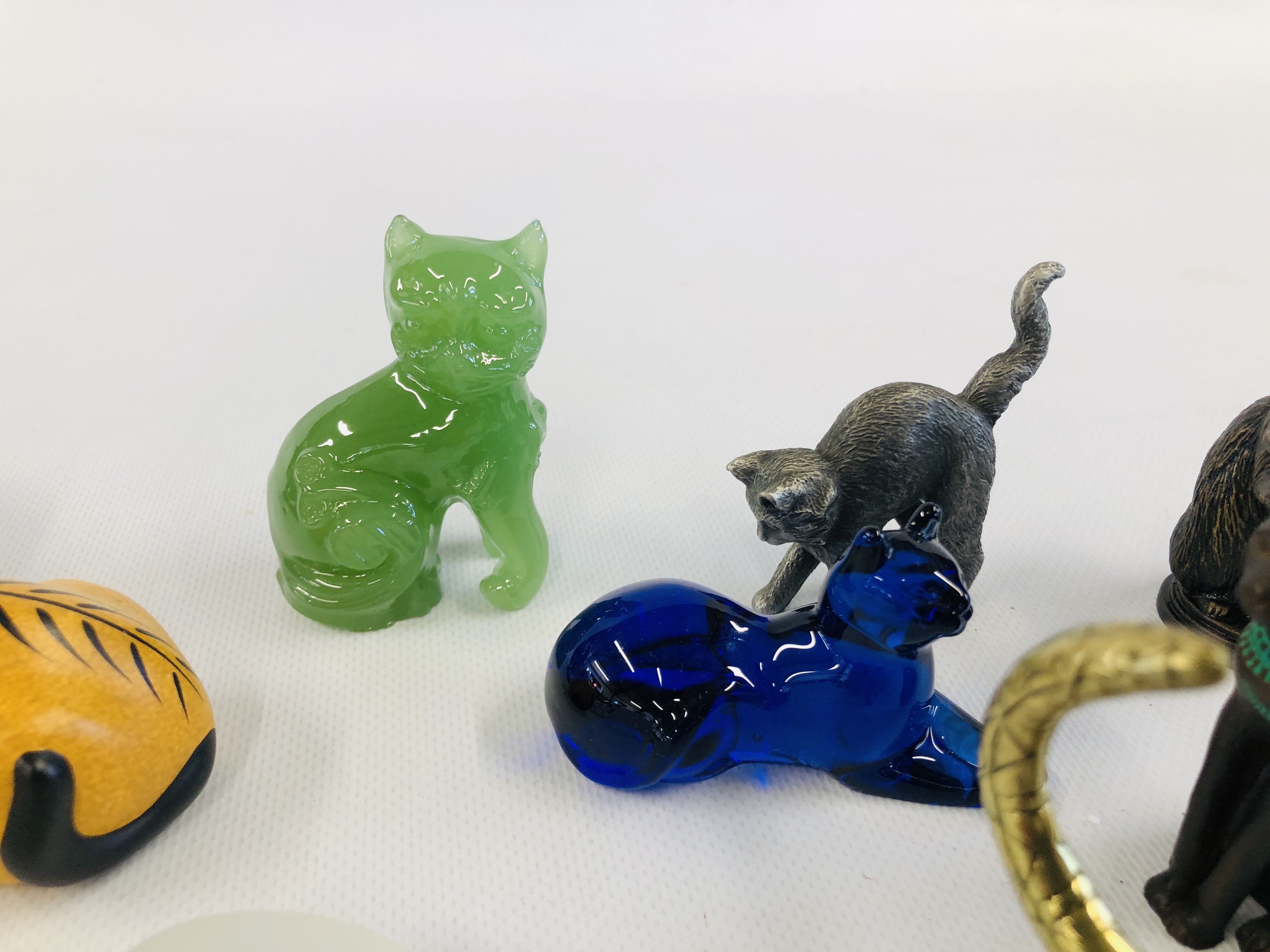 A COLLECTION OF 15 CABINET CAT ORNAMENTS TO INCLUDE "THE CURIO CABINET CATS COLLECTION". - Image 4 of 7