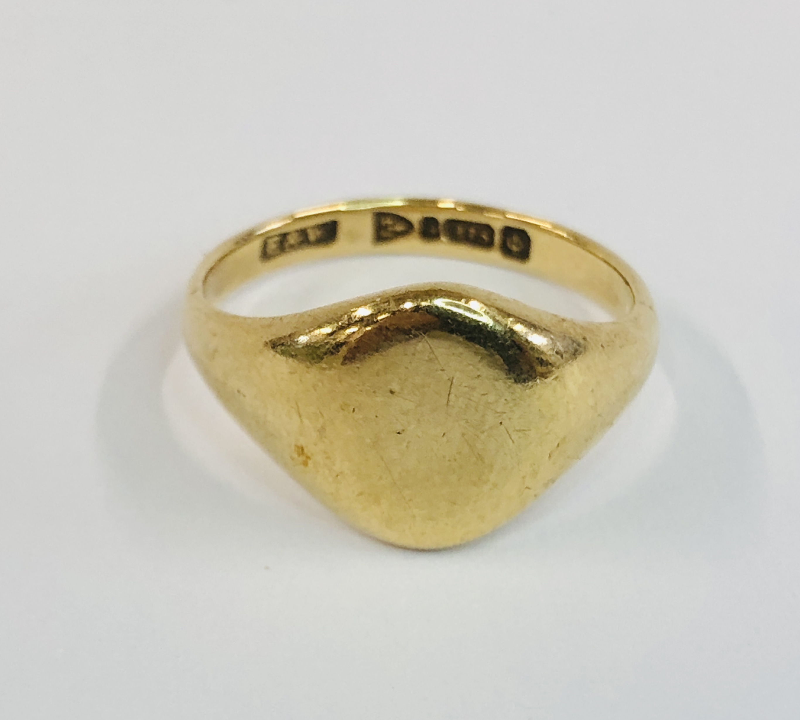 AN ANTIQUE 9CT GOLD SIGNET RING.