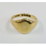 AN ANTIQUE 9CT GOLD SIGNET RING.