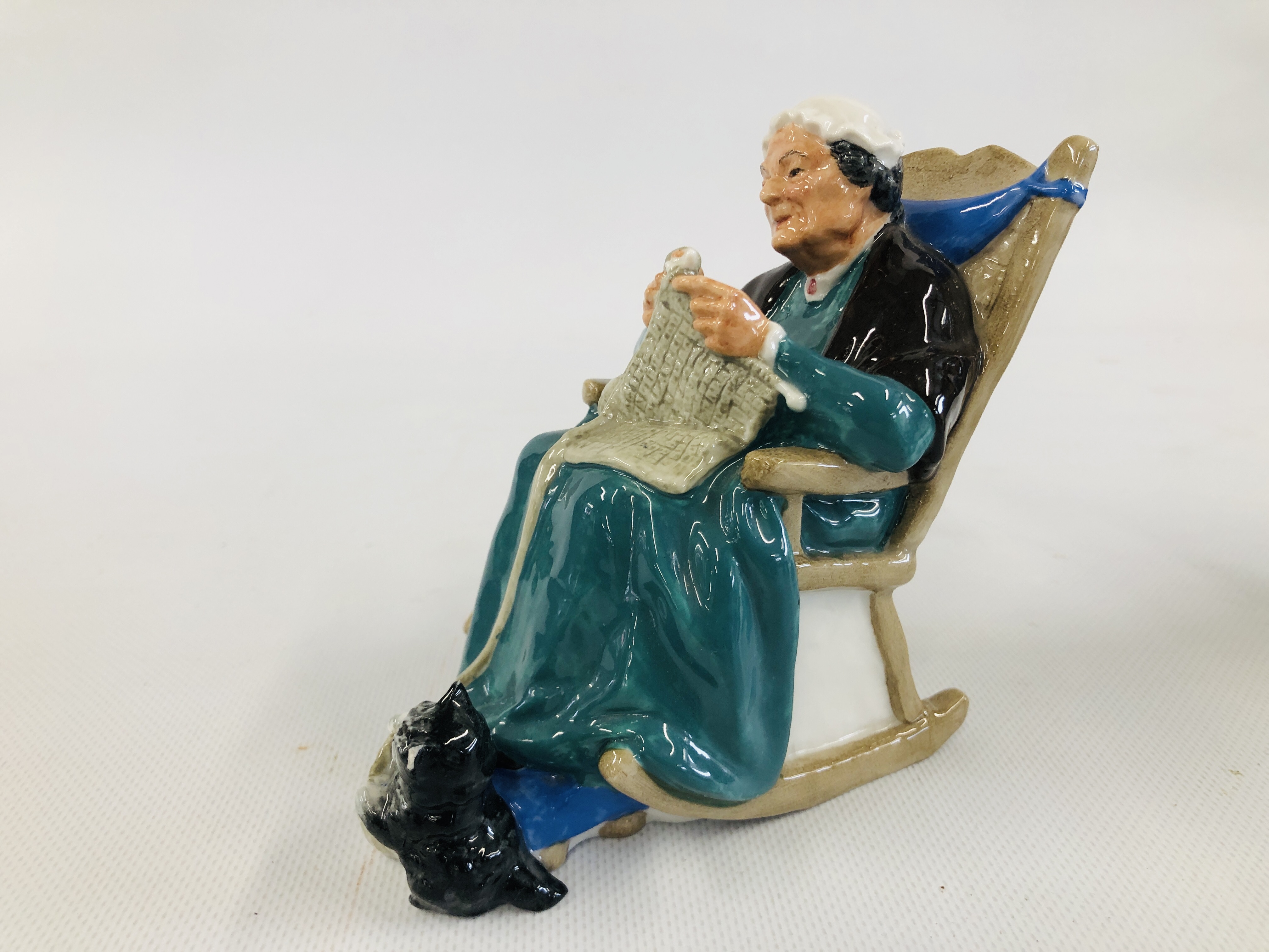 A ROYAL DOULTON FIGURE OF "THE SEAFARER" HN2455 H 22CM ALONG WITH ROYAL DOULTON FIGURE OF - Image 9 of 11